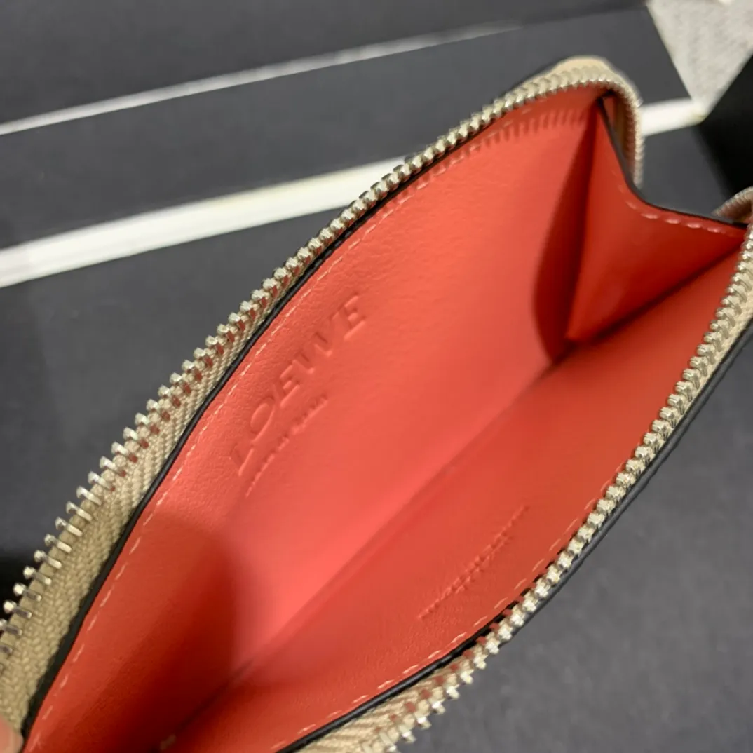 480💰 Color-blocked zippered card holder is made of soft pique calfskin and contrasting calfskin. There are card slots and zipper pockets on both sides, which can hold change and cards. It is exquisite and practical. Style number 3762, size 13*7.5