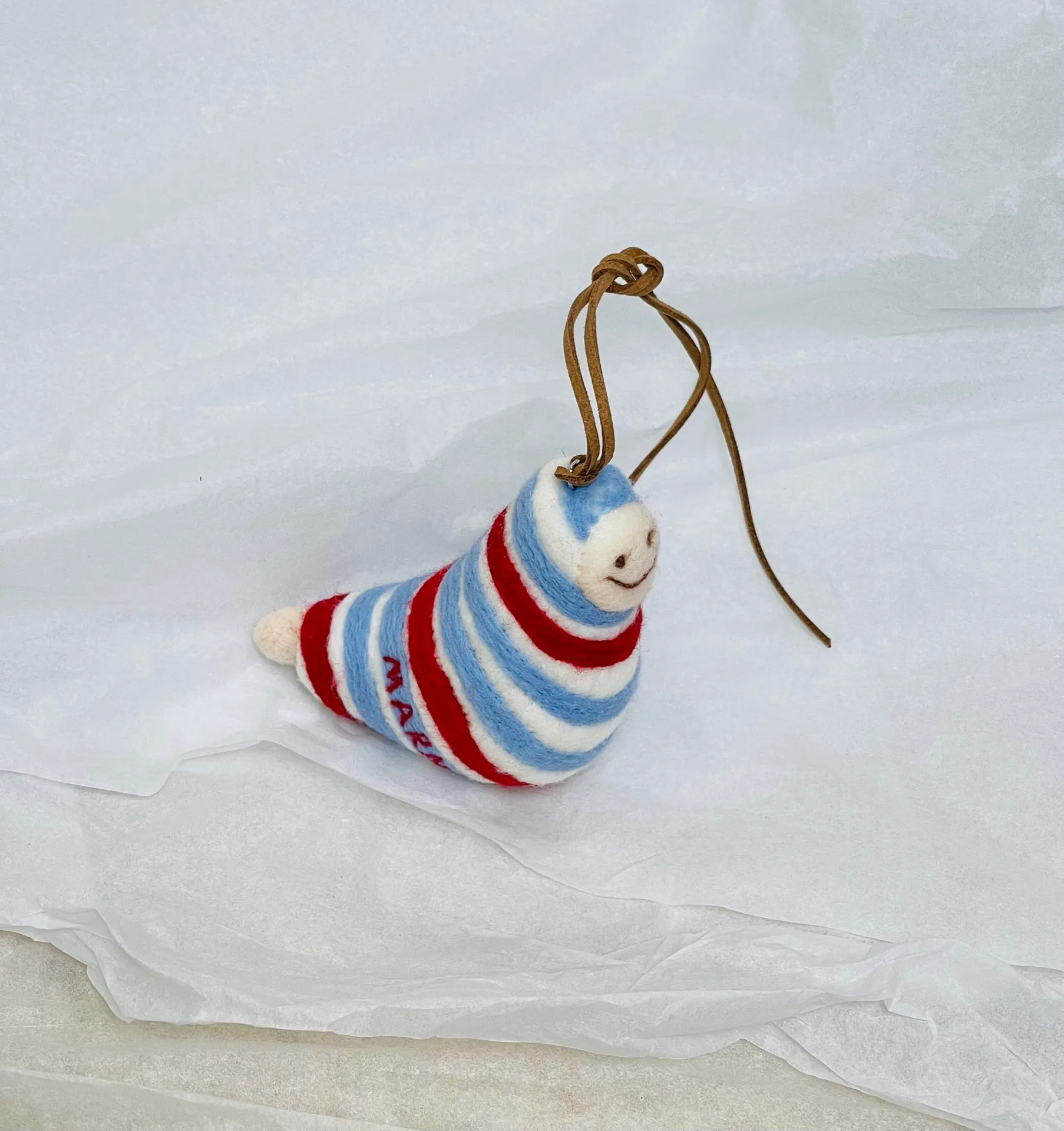 Marni felt pendant is super cute! The rope can be untied and knotted by yourself and comes with a blank dust bag (⚠️Note: It is purely handmade, each one is unique, if you mind, please place your order carefully)