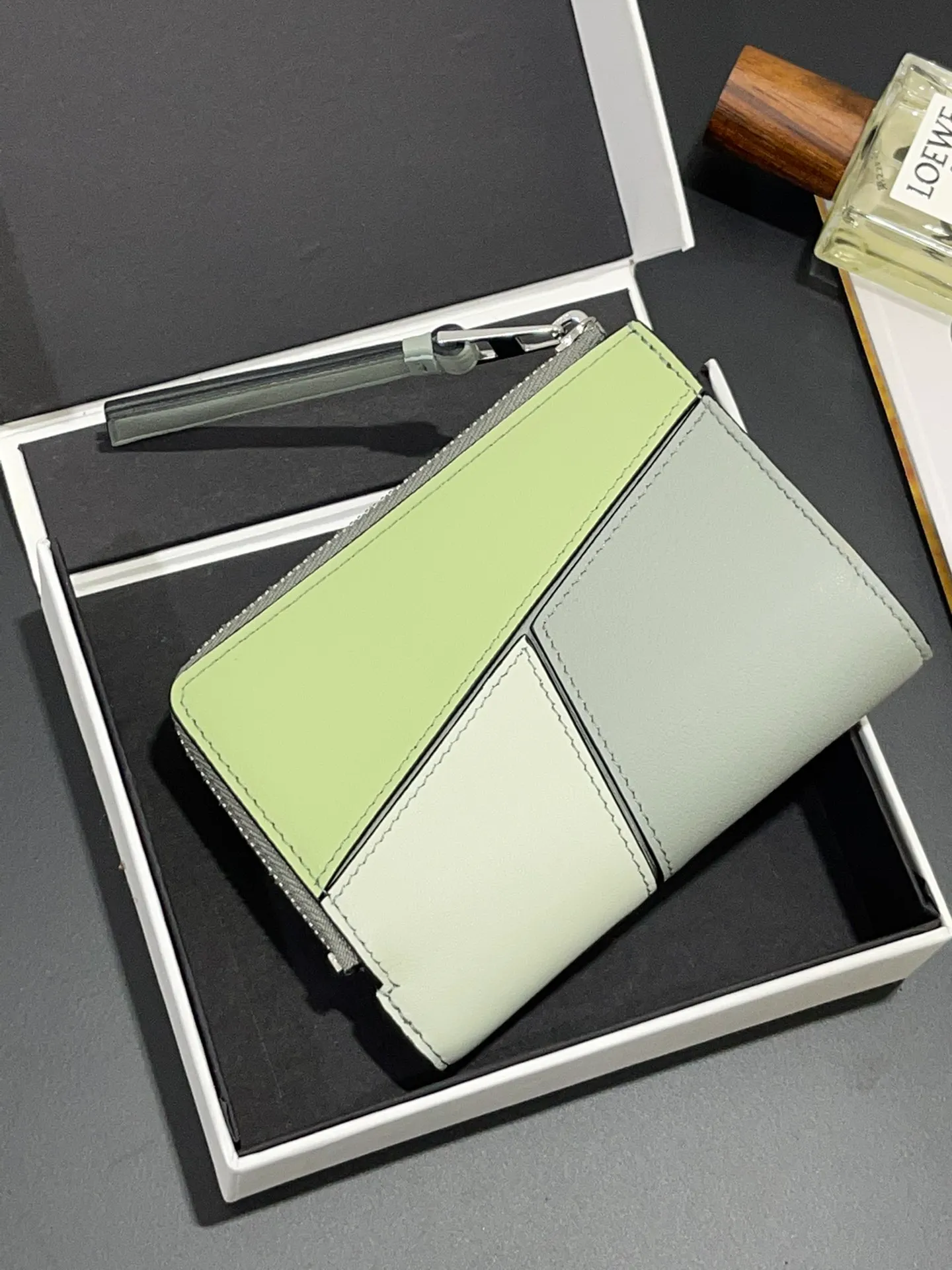 💰740puzzle spliced ​​bifold short wallet is made of classic Napa calfskin, with card slots and coin pocket inside, 🉑️enlarges banknotes, exquisite and practical. Style number 3792, size 12*8.5