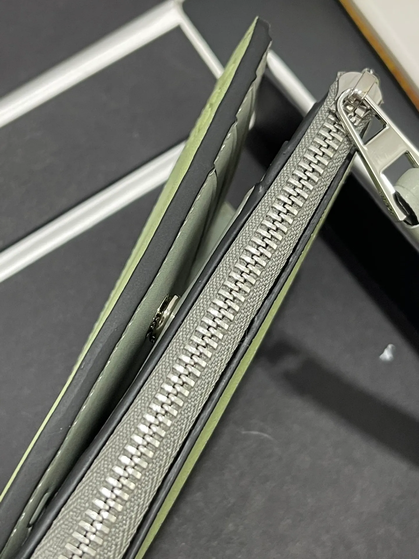 💰740puzzle spliced ​​bifold short wallet is made of classic Napa calfskin, with card slots and coin pocket inside, 🉑️enlarges banknotes, exquisite and practical. Style number 3792, size 12*8.5