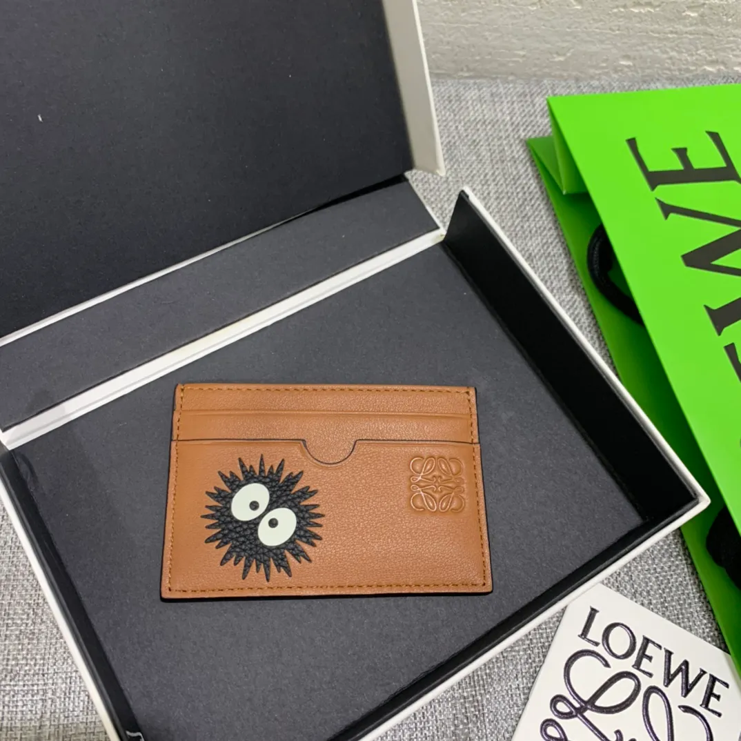The limited-edition "Little Briquette" series single-piece card holder is made of classic calfskin, using precise cutting technology and inlay technology. Its smart and exquisite design is dazzling. Style number 3755, size 10*7 (Note⚠️: The small briquette pattern is spliced ​​and inlaid, and gaps and skin flakes are normal) 💰560