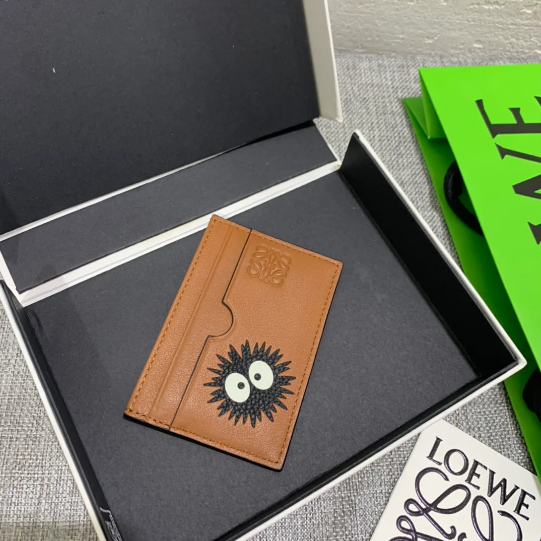The limited-edition "Little Briquette" series single-piece card holder is made of classic calfskin, using precise cutting technology and inlay technology. Its smart and exquisite design is dazzling. Style number 3755, size 10*7 (Note⚠️: The small briquette pattern is spliced ​​and inlaid, and gaps and skin flakes are normal) 💰560