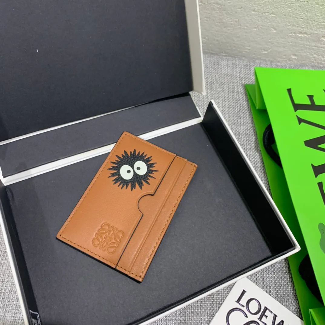 The limited-edition "Little Briquette" series single-piece card holder is made of classic calfskin, using precise cutting technology and inlay technology. Its smart and exquisite design is dazzling. Style number 3755, size 10*7 (Note⚠️: The small briquette pattern is spliced ​​and inlaid, and gaps and skin flakes are normal) 💰560