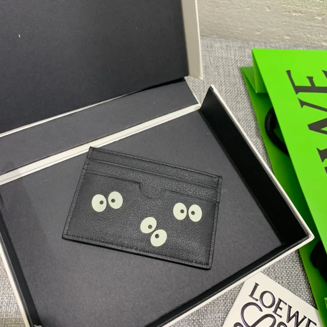 The limited-edition "Little Briquette" series single-piece card holder is made of classic calfskin, using precise cutting technology and inlay technology. Its smart and exquisite design is dazzling. Style number 3755, size 10*7 (Note⚠️: The small briquette pattern is spliced ​​and inlaid, and gaps and skin flakes are normal) 💰560