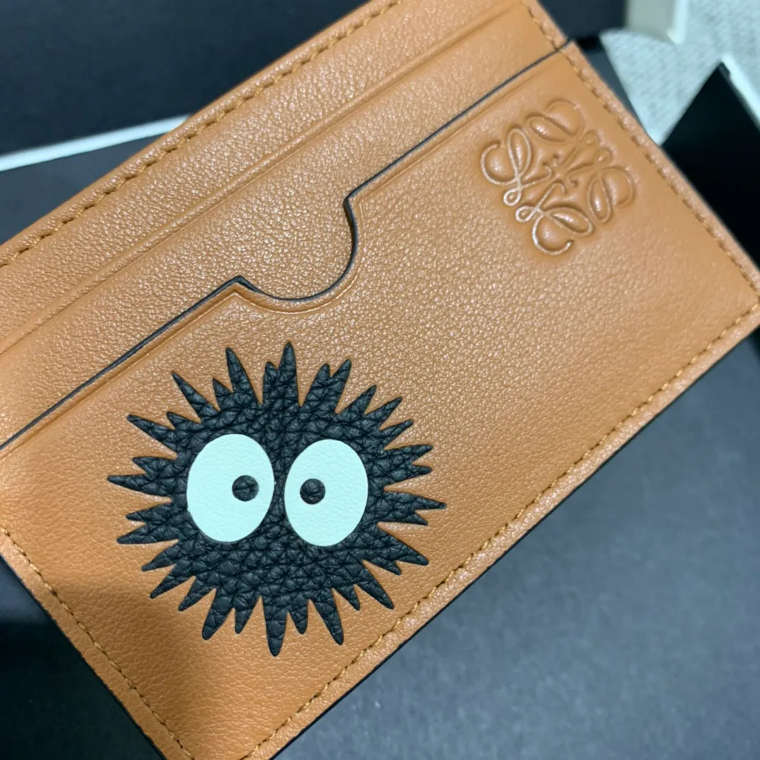 The limited-edition "Little Briquette" series single-piece card holder is made of classic calfskin, using precise cutting technology and inlay technology. Its smart and exquisite design is dazzling. Style number 3755, size 10*7 (Note⚠️: The small briquette pattern is spliced ​​and inlaid, and gaps and skin flakes are normal) 💰560