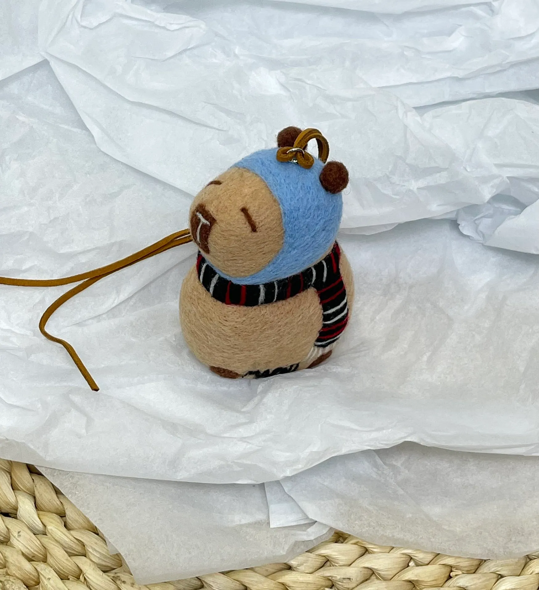 Marni felt pendant is super cute! The rope can be untied and knotted by yourself and comes with a blank dust bag (⚠️Note: It is purely handmade, each one is unique, if you mind, please place your order carefully)
