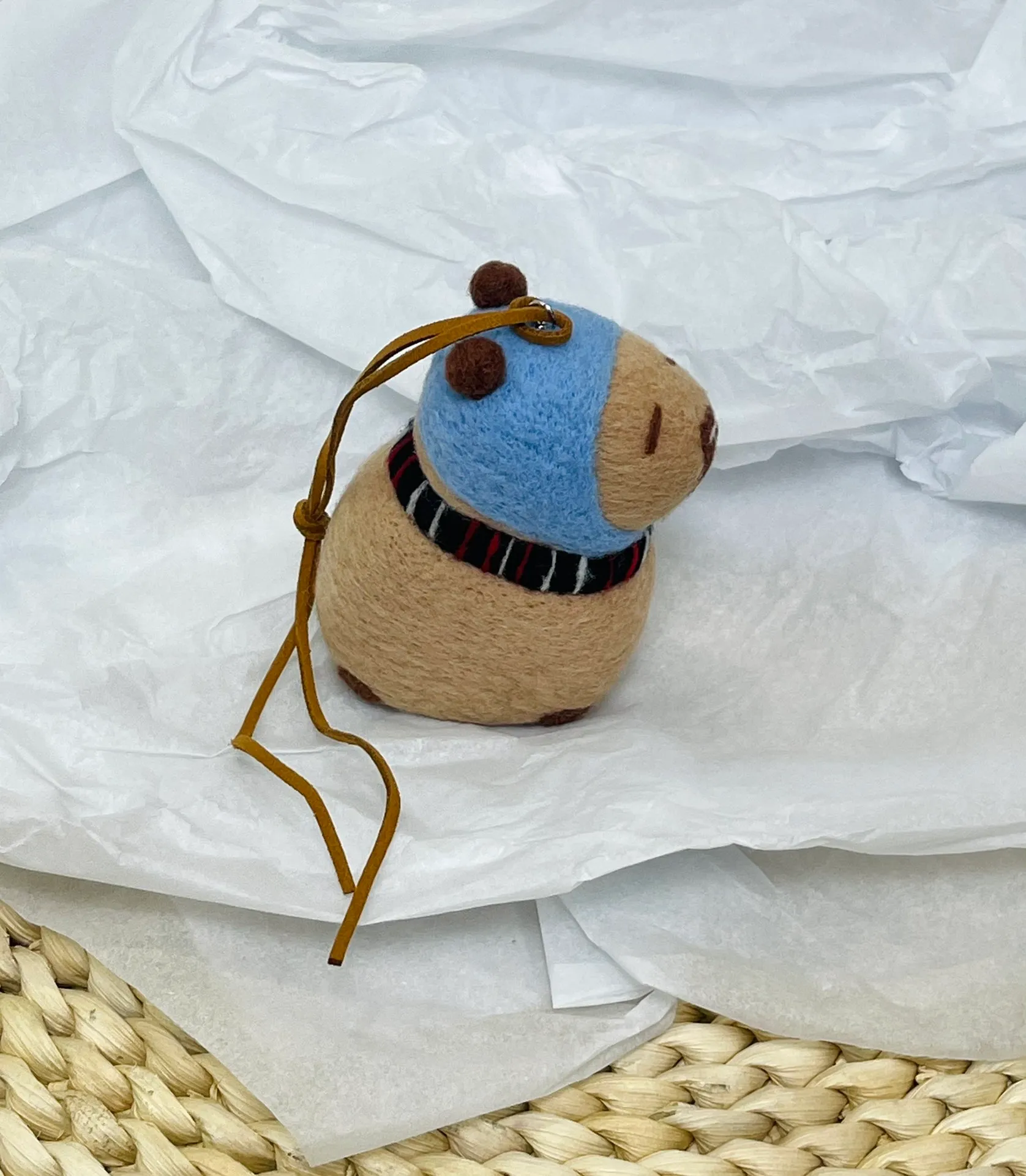 Marni felt pendant is super cute! The rope can be untied and knotted by yourself and comes with a blank dust bag (⚠️Note: It is purely handmade, each one is unique, if you mind, please place your order carefully)