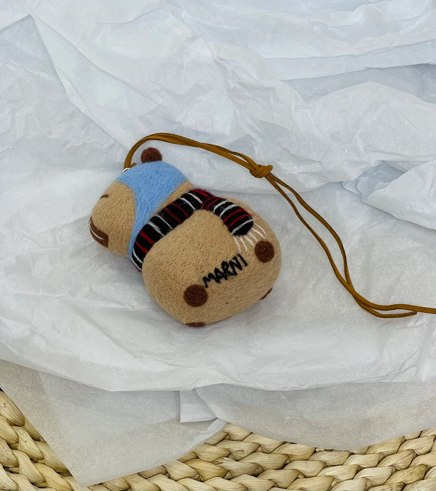 Marni felt pendant is super cute! The rope can be untied and knotted by yourself and comes with a blank dust bag (⚠️Note: It is purely handmade, each one is unique, if you mind, please place your order carefully)