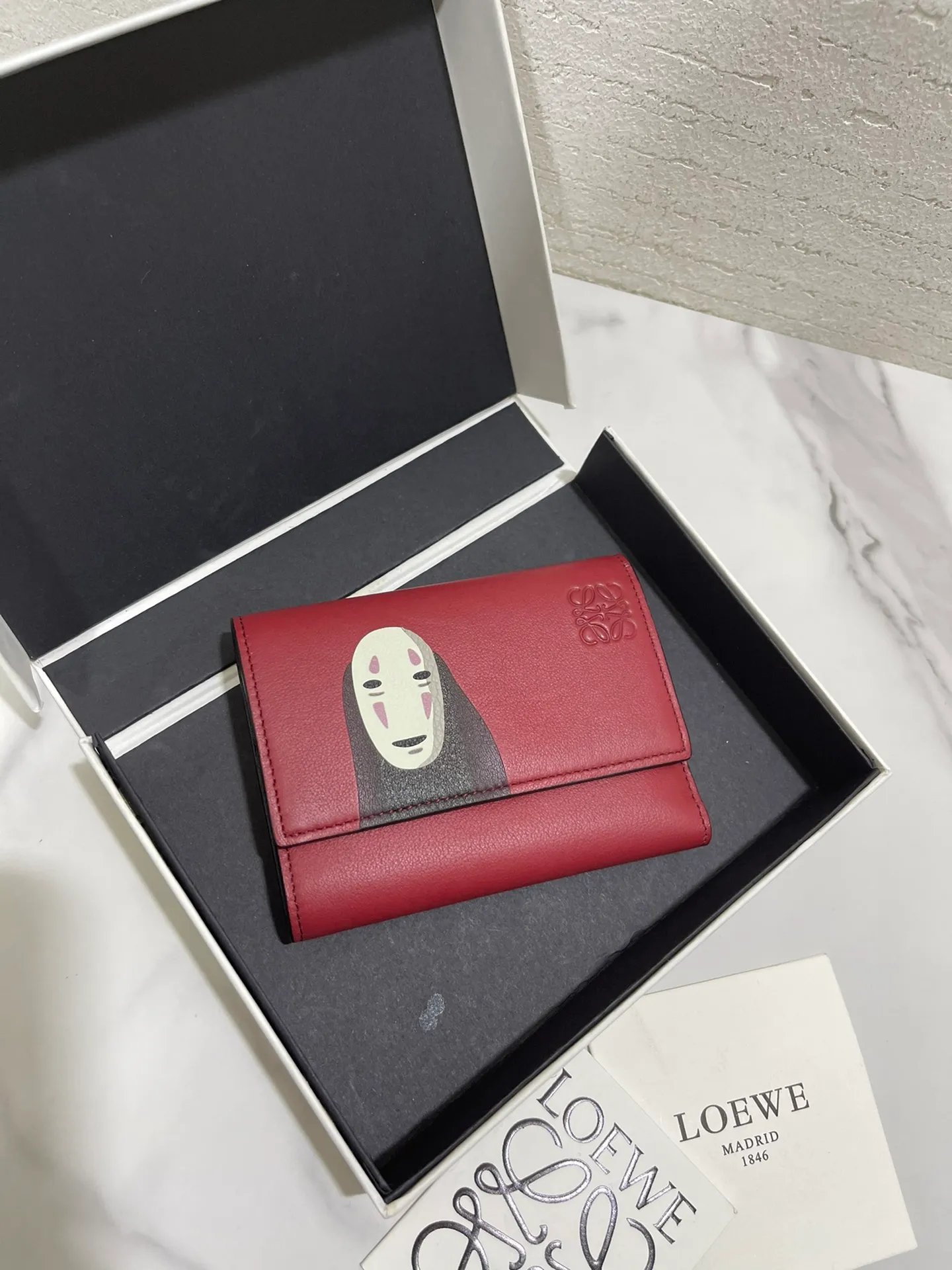 💰860 Chihiro's limited edition "Faceless Man" kaonashi series short wallet is made of classic calfskin, using precise cutting technology and inlay technology. Its smart and exquisite design is dazzling. Style No. 3782, size 12*8 (Note⚠️: The pattern is spliced ​​and inlaid, and gaps and flakes are normal)