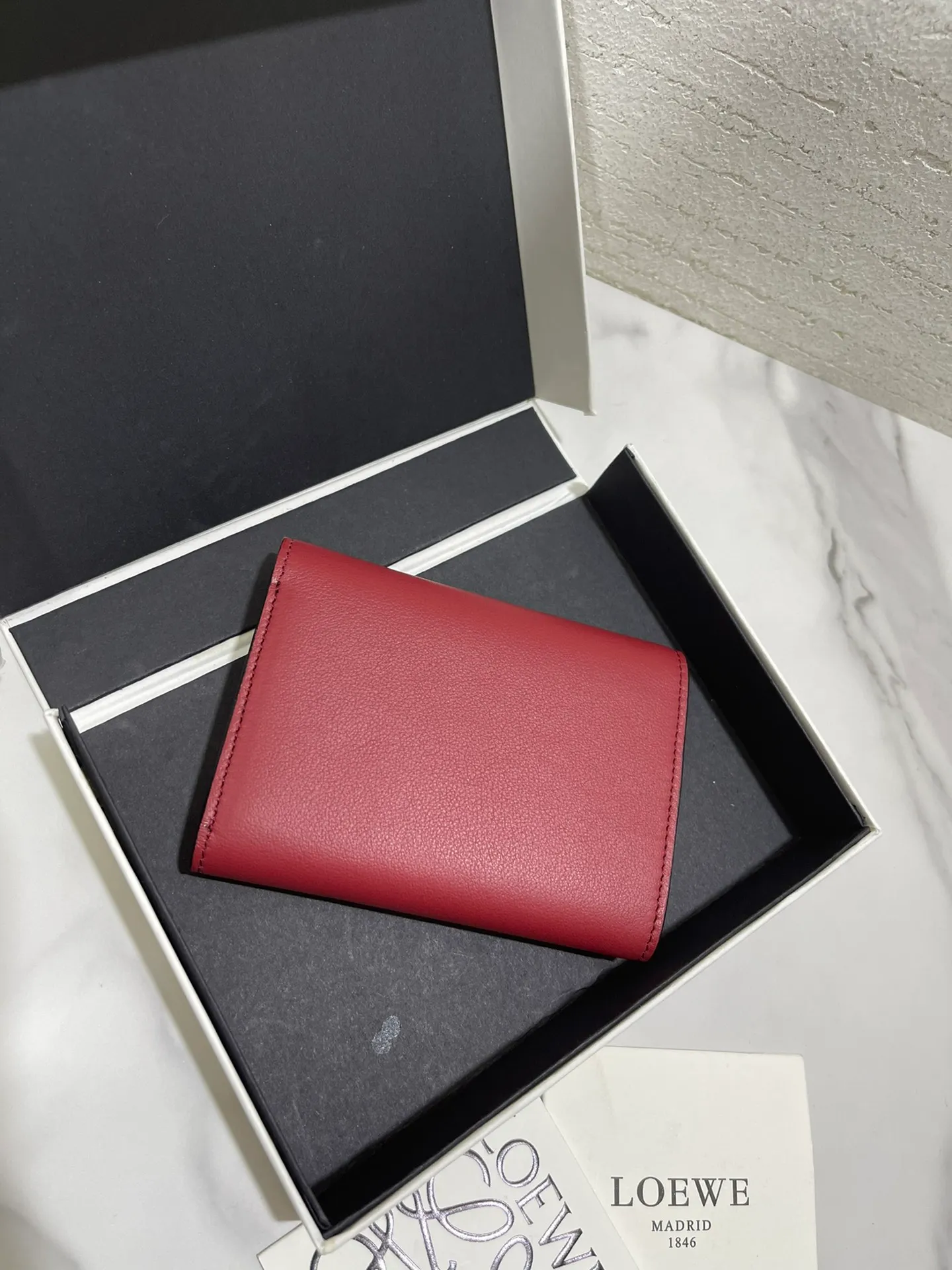 💰860 Chihiro's limited edition "Faceless Man" kaonashi series short wallet is made of classic calfskin, using precise cutting technology and inlay technology. Its smart and exquisite design is dazzling. Style No. 3782, size 12*8 (Note⚠️: The pattern is spliced ​​and inlaid, and gaps and flakes are normal)