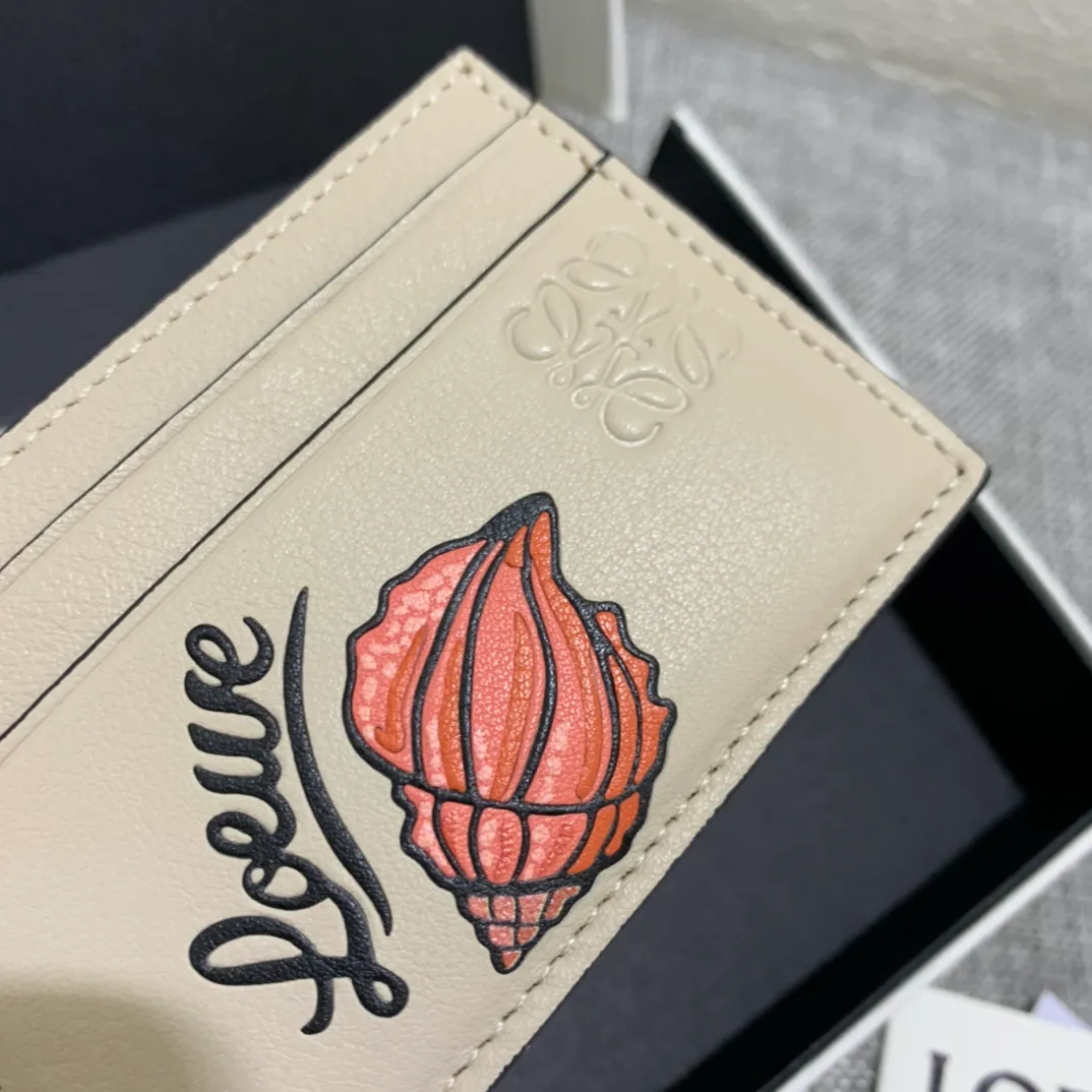 The shell single-piece card holder is made of classic calfskin, using precise cutting technology and inlay technology, with four card slots and a middle compartment. Style number 3760, size 10*7 (Note⚠️: The mother-of-pearl pattern is spliced ​​and inlaid, and gaps and flakes are normal) 💰560