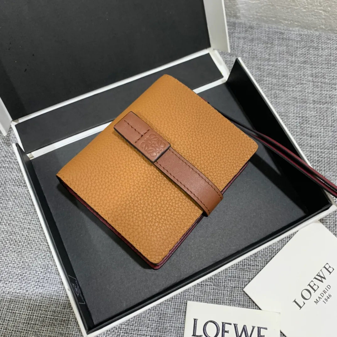 740💰 Compact zip wallet is made of wear-resistant piqué calfskin with a two-color combination. It has card slots and a coin pocket inside, making it exquisite and practical. Style number 3711, size 10.5*9*3