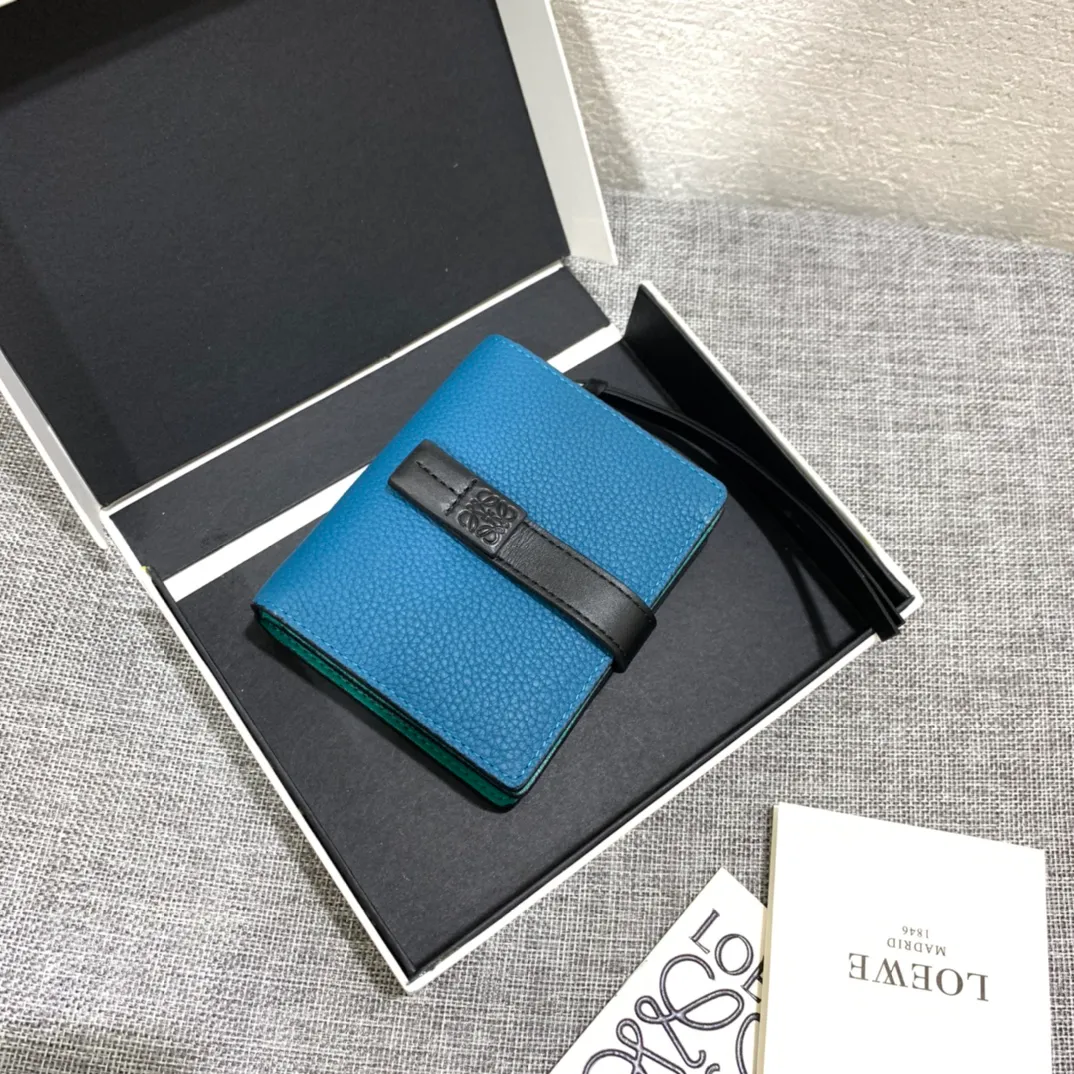 740💰 Compact zip wallet is made of wear-resistant piqué calfskin with a two-color combination. It has card slots and a coin pocket inside, making it exquisite and practical. Style number 3711, size 10.5*9*3