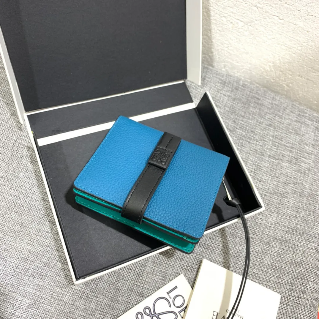 740💰 Compact zip wallet is made of wear-resistant piqué calfskin with a two-color combination. It has card slots and a coin pocket inside, making it exquisite and practical. Style number 3711, size 10.5*9*3