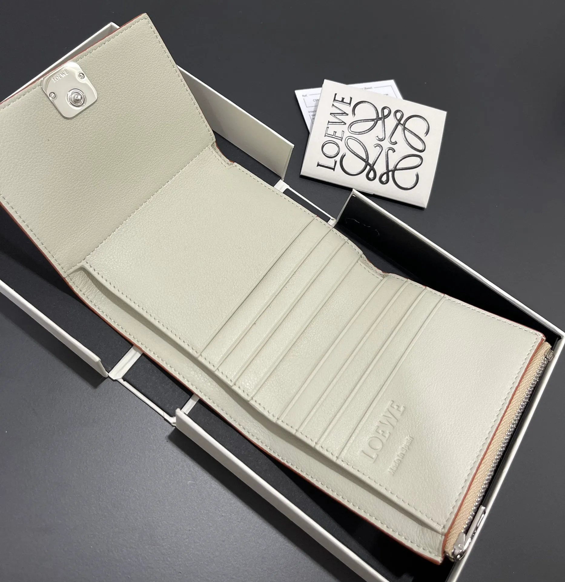 410💰 Short folding wallet made of pebbled cowhide, calfskin lining, card slots, zipper pocket, can enlarge banknotes. Style number 3729, size 10*11💰410