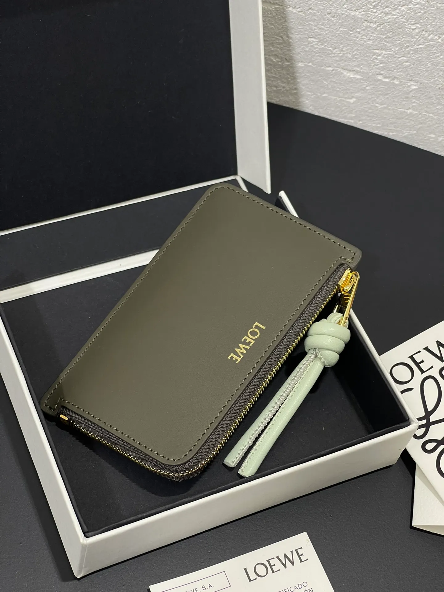 Satin nappa cowhide knot zipper small card holder, sheepskin lining, color-blocked knot pull tab, four card slots and zipper compartment. Style number 3793, size 13.5✕7 💰300