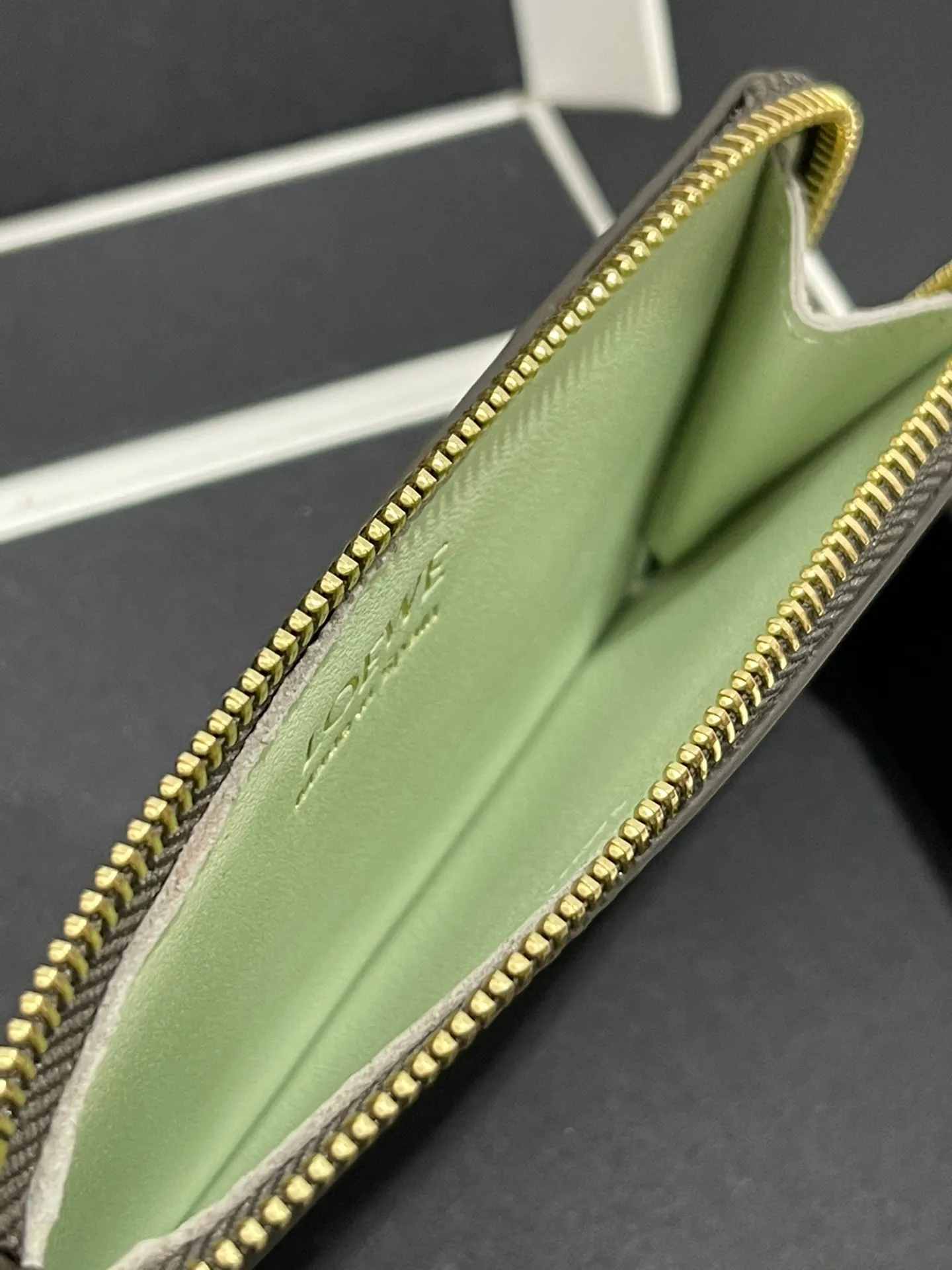 Satin nappa cowhide knot zipper small card holder, sheepskin lining, color-blocked knot pull tab, four card slots and zipper compartment. Style number 3793, size 13.5✕7 💰300