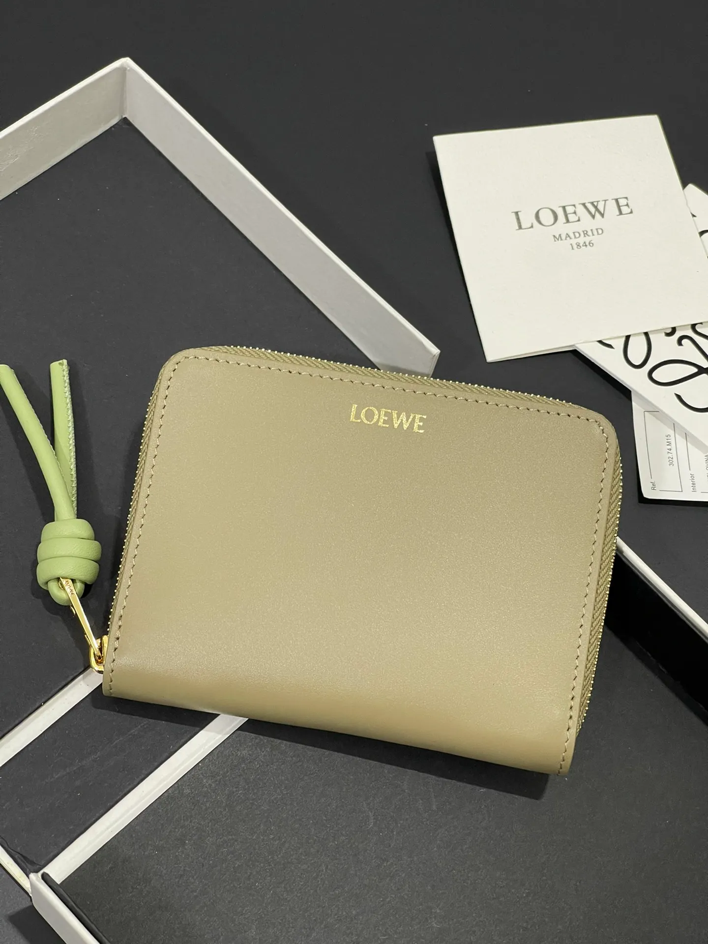💰820 glossy nappa cowhide knot zipper wallet with sheepskin lining, color-blocked knot pull tab, six card slots and zipper compartment. Style number 3805, size 12*9.5