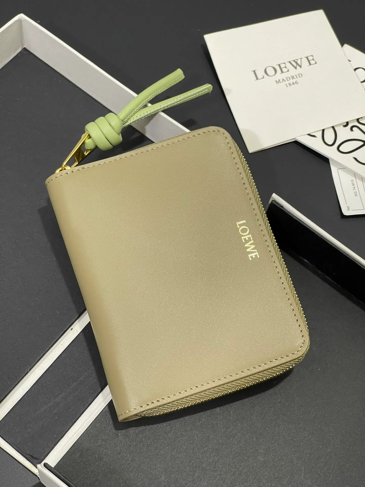 💰820 glossy nappa cowhide knot zipper wallet with sheepskin lining, color-blocked knot pull tab, six card slots and zipper compartment. Style number 3805, size 12*9.5