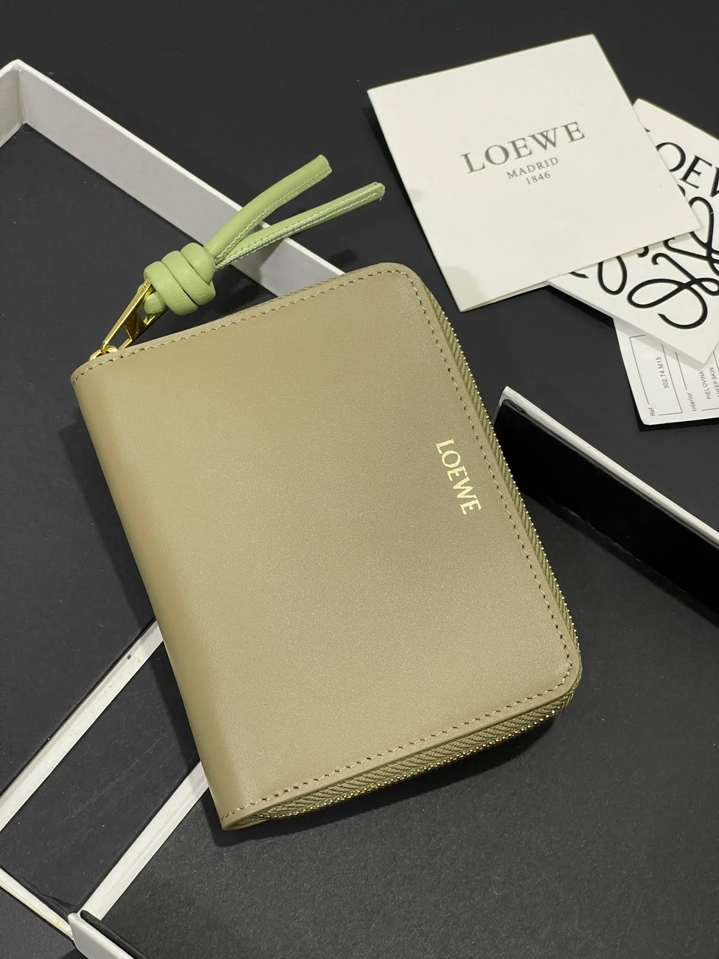 💰820 glossy nappa cowhide knot zipper wallet with sheepskin lining, color-blocked knot pull tab, six card slots and zipper compartment. Style number 3805, size 12*9.5