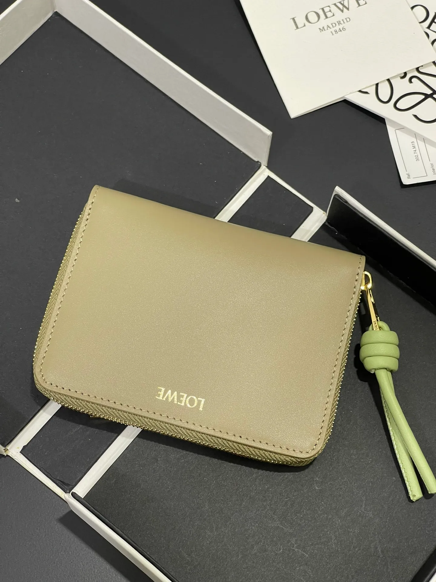 💰820 glossy nappa cowhide knot zipper wallet with sheepskin lining, color-blocked knot pull tab, six card slots and zipper compartment. Style number 3805, size 12*9.5