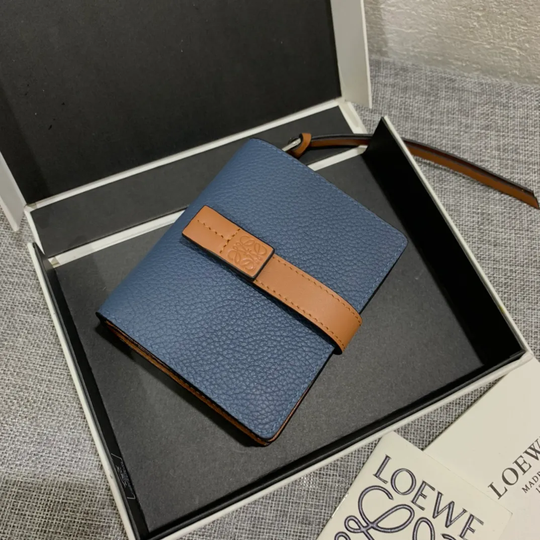 740💰 Compact zip wallet is made of wear-resistant piqué calfskin with a two-color combination. It has card slots and a coin pocket inside, making it exquisite and practical. Style number 3711, size 10.5*9*3