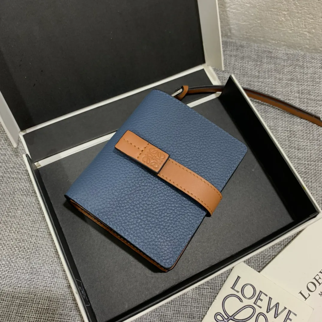 740💰 Compact zip wallet is made of wear-resistant piqué calfskin with a two-color combination. It has card slots and a coin pocket inside, making it exquisite and practical. Style number 3711, size 10.5*9*3