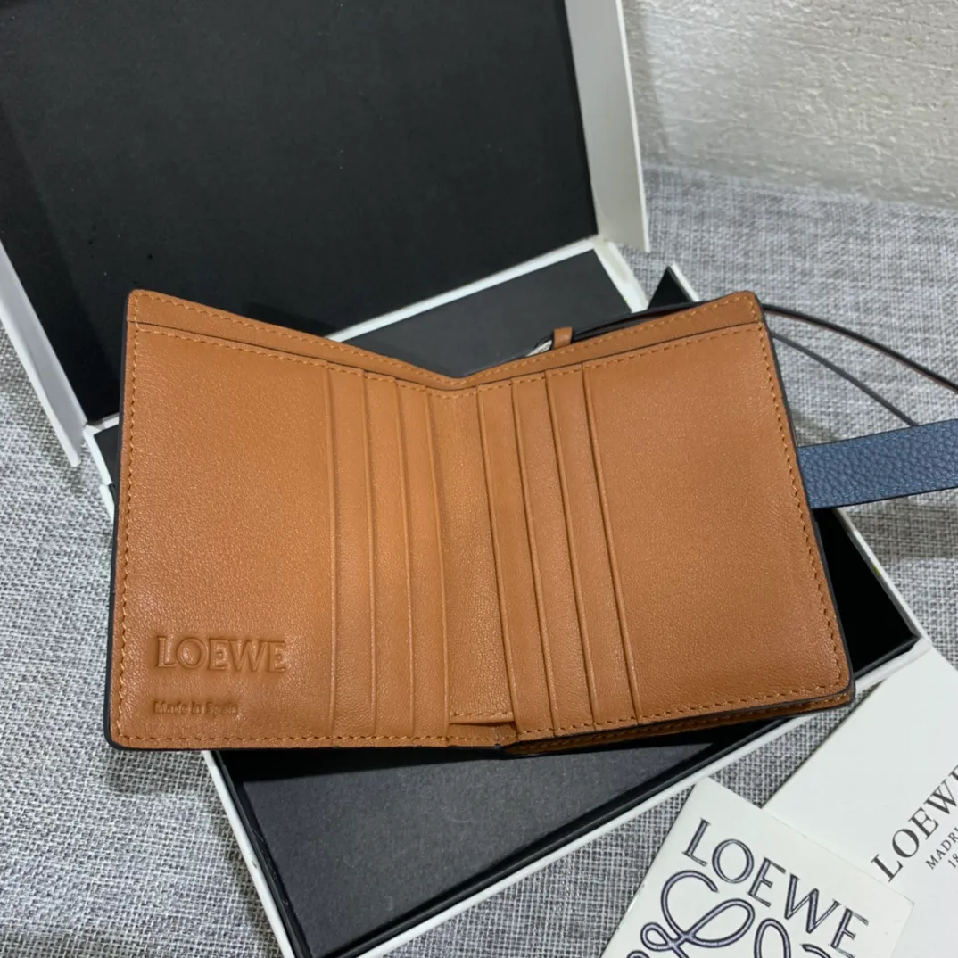 740💰 Compact zip wallet is made of wear-resistant piqué calfskin with a two-color combination. It has card slots and a coin pocket inside, making it exquisite and practical. Style number 3711, size 10.5*9*3