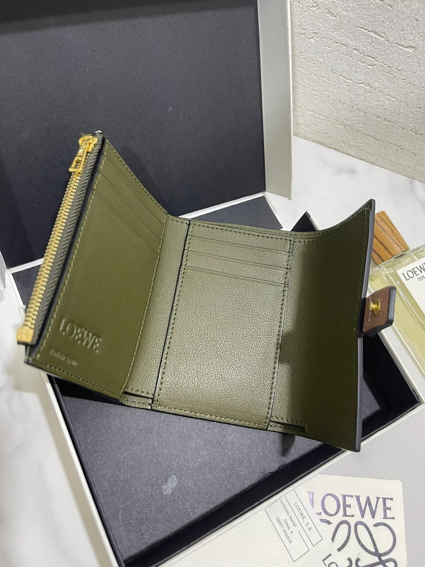 640💰 Small vertical wallet series wallets are made of soft pique calfskin and contrasting calfskin. It has zipper pockets, card slots and slip pockets, and a push button switch. It is exquisite and practical. Style number 3785, size 12*8.5