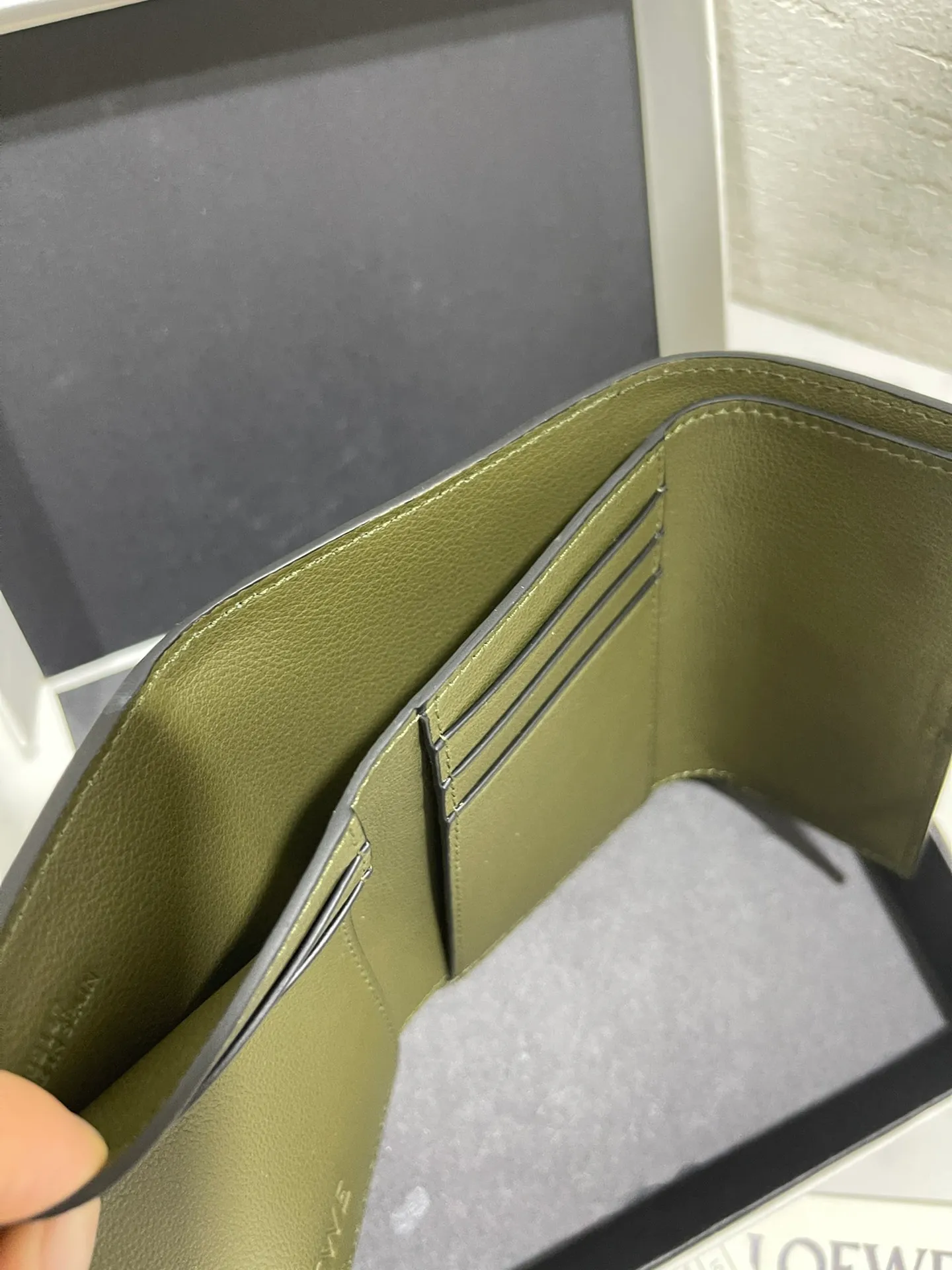 640💰 Small vertical wallet series wallets are made of soft pique calfskin and contrasting calfskin. It has zipper pockets, card slots and slip pockets, and a push button switch. It is exquisite and practical. Style number 3785, size 12*8.5