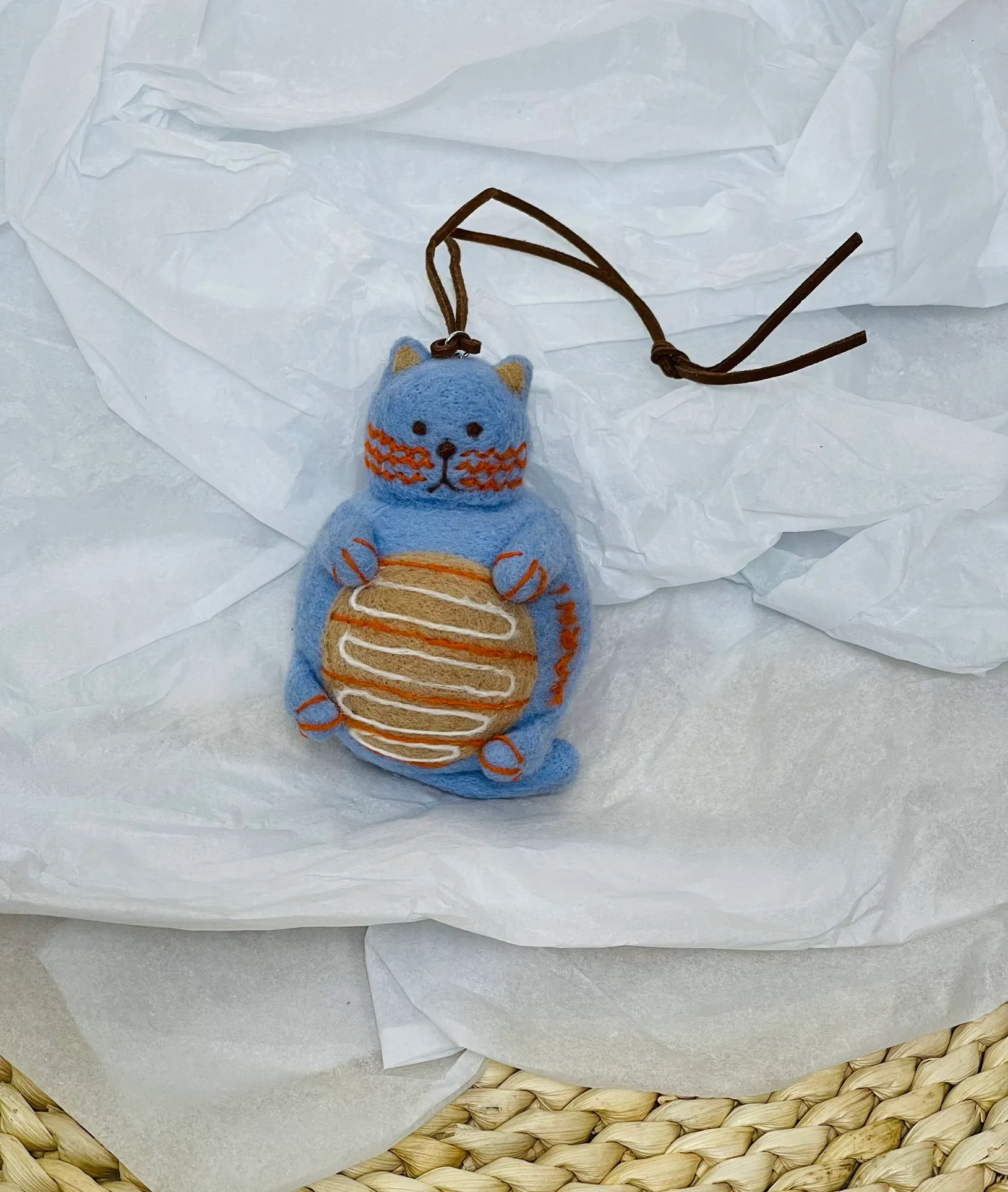 Marni felt pendant is super cute! The rope can be untied and knotted by yourself and comes with a blank dust bag (⚠️Note: It is purely handmade, each one is unique, if you mind, please place your order carefully)