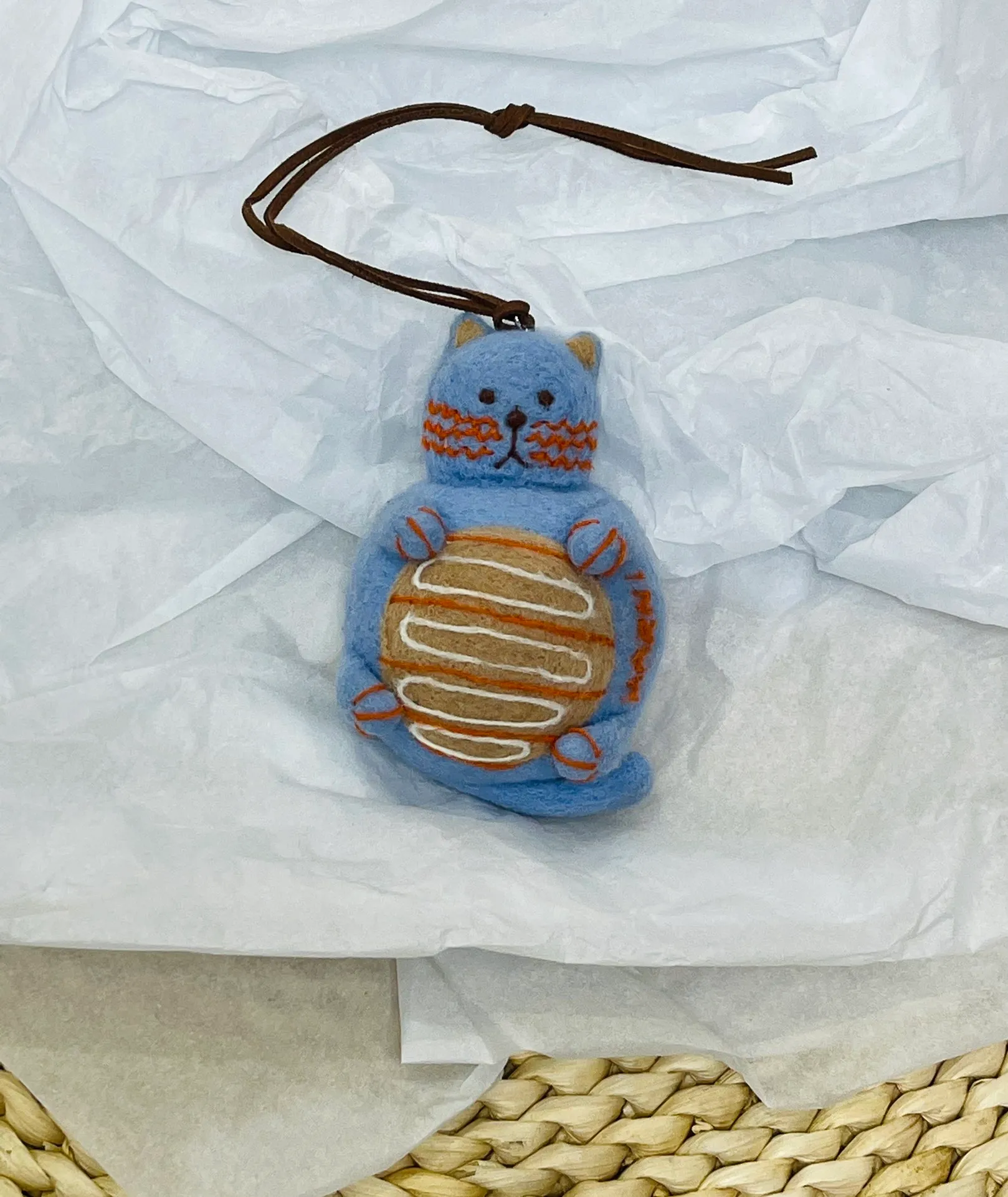 Marni felt pendant is super cute! The rope can be untied and knotted by yourself and comes with a blank dust bag (⚠️Note: It is purely handmade, each one is unique, if you mind, please place your order carefully)