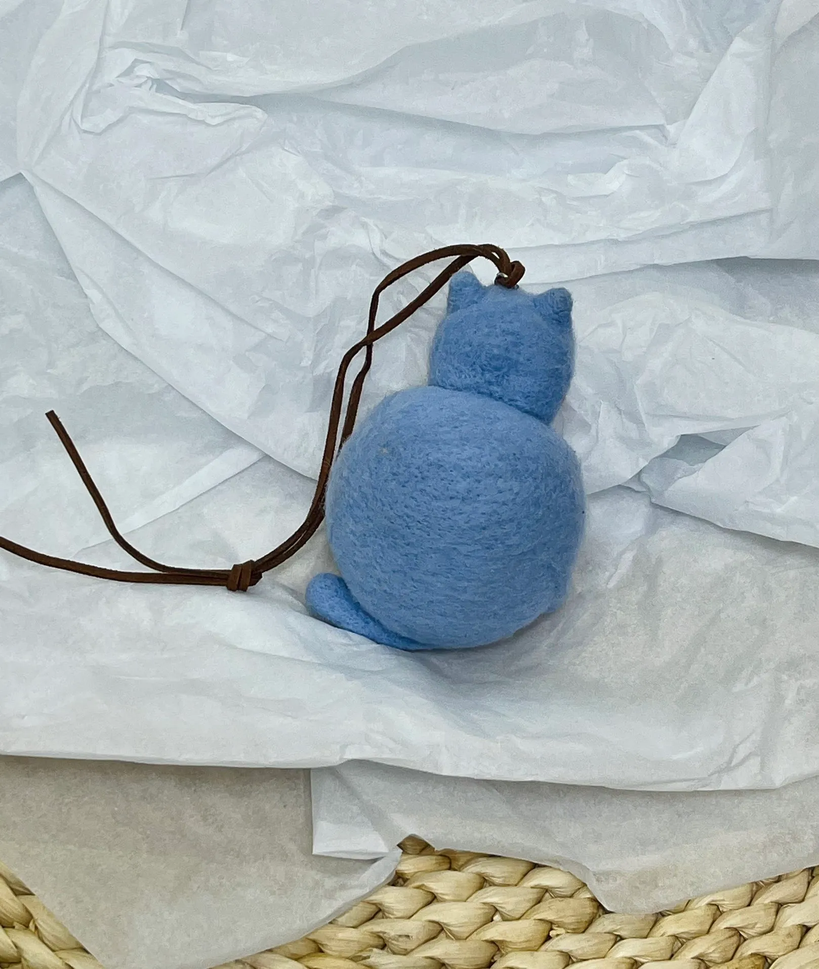 Marni felt pendant is super cute! The rope can be untied and knotted by yourself and comes with a blank dust bag (⚠️Note: It is purely handmade, each one is unique, if you mind, please place your order carefully)