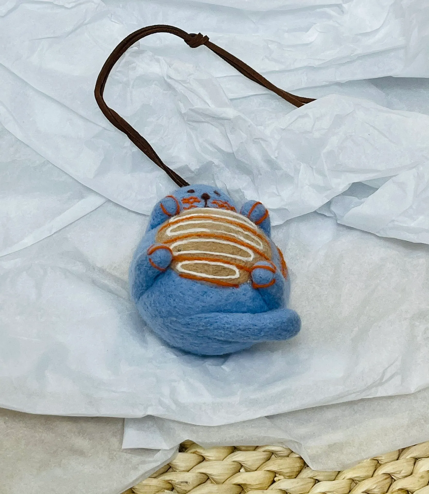 Marni felt pendant is super cute! The rope can be untied and knotted by yourself and comes with a blank dust bag (⚠️Note: It is purely handmade, each one is unique, if you mind, please place your order carefully)