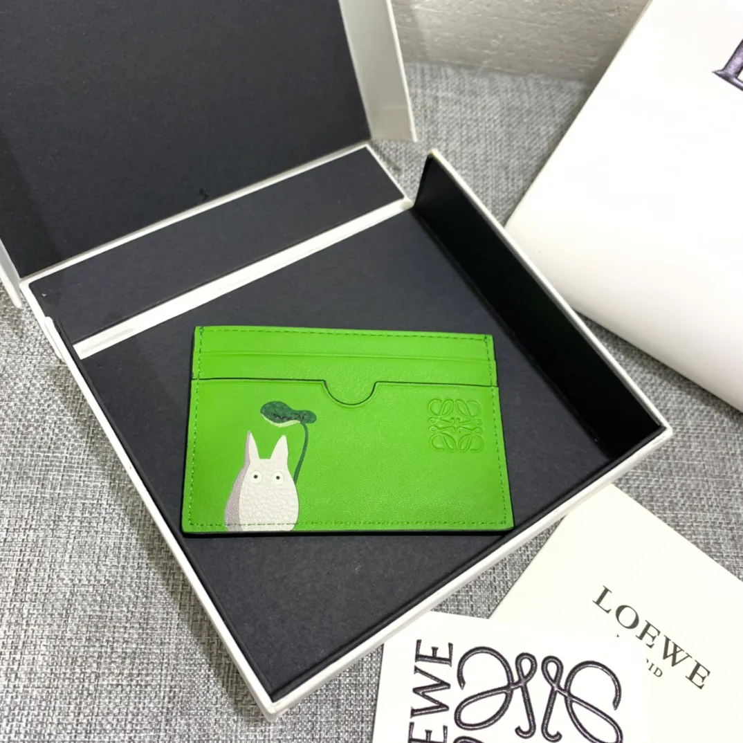 The special limited edition "Little Gray Rabbit" series single card holder is made of classic calfskin, using precise cutting technology and inlay technology. Its smart and exquisite design is dazzling. Style No. 3735, size 10*7 (Note⚠️: The Totoro pattern is spliced ​​and inlaid, and gaps and flakes are normal) 💰540