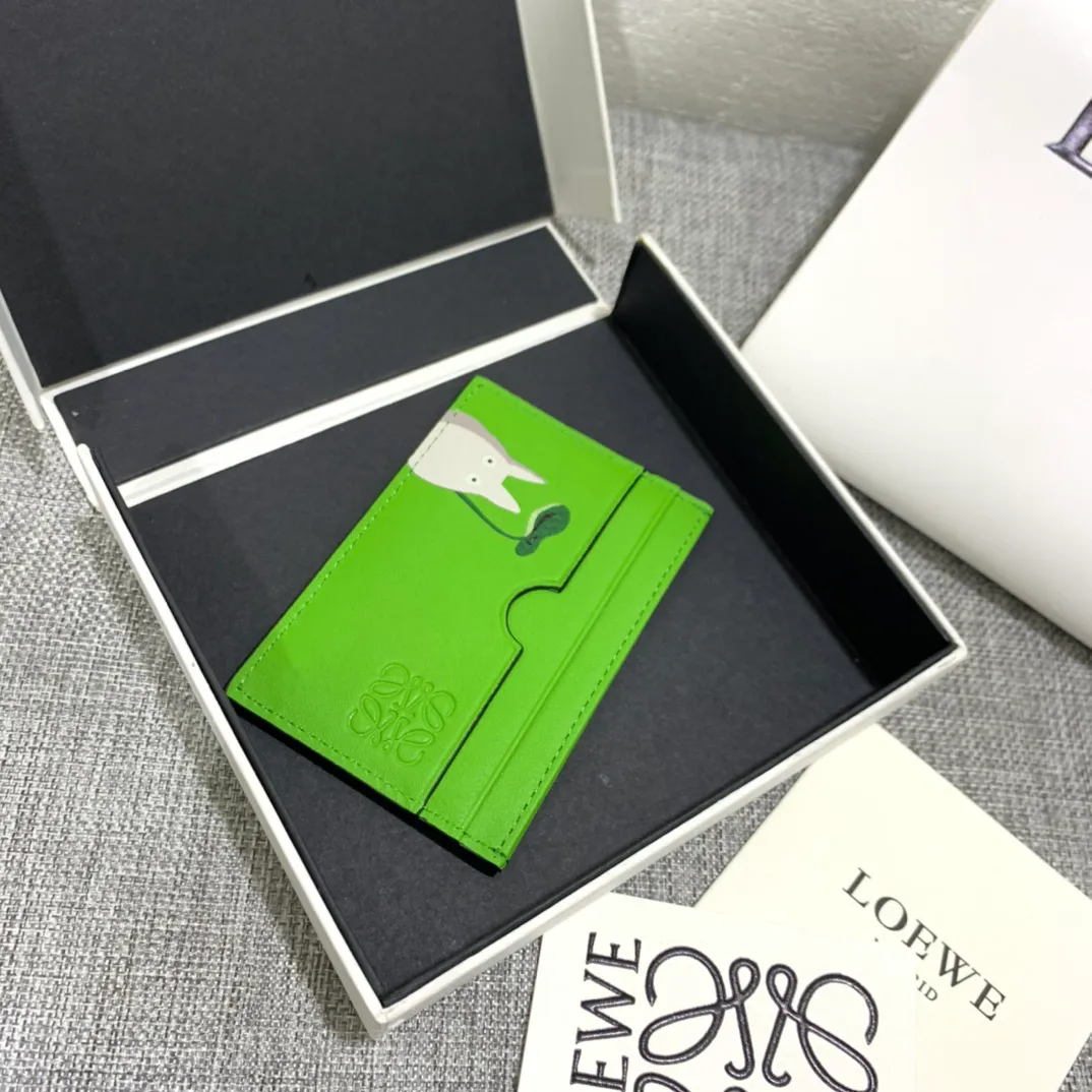 The special limited edition "Little Gray Rabbit" series single card holder is made of classic calfskin, using precise cutting technology and inlay technology. Its smart and exquisite design is dazzling. Style No. 3735, size 10*7 (Note⚠️: The Totoro pattern is spliced ​​and inlaid, and gaps and flakes are normal) 💰540