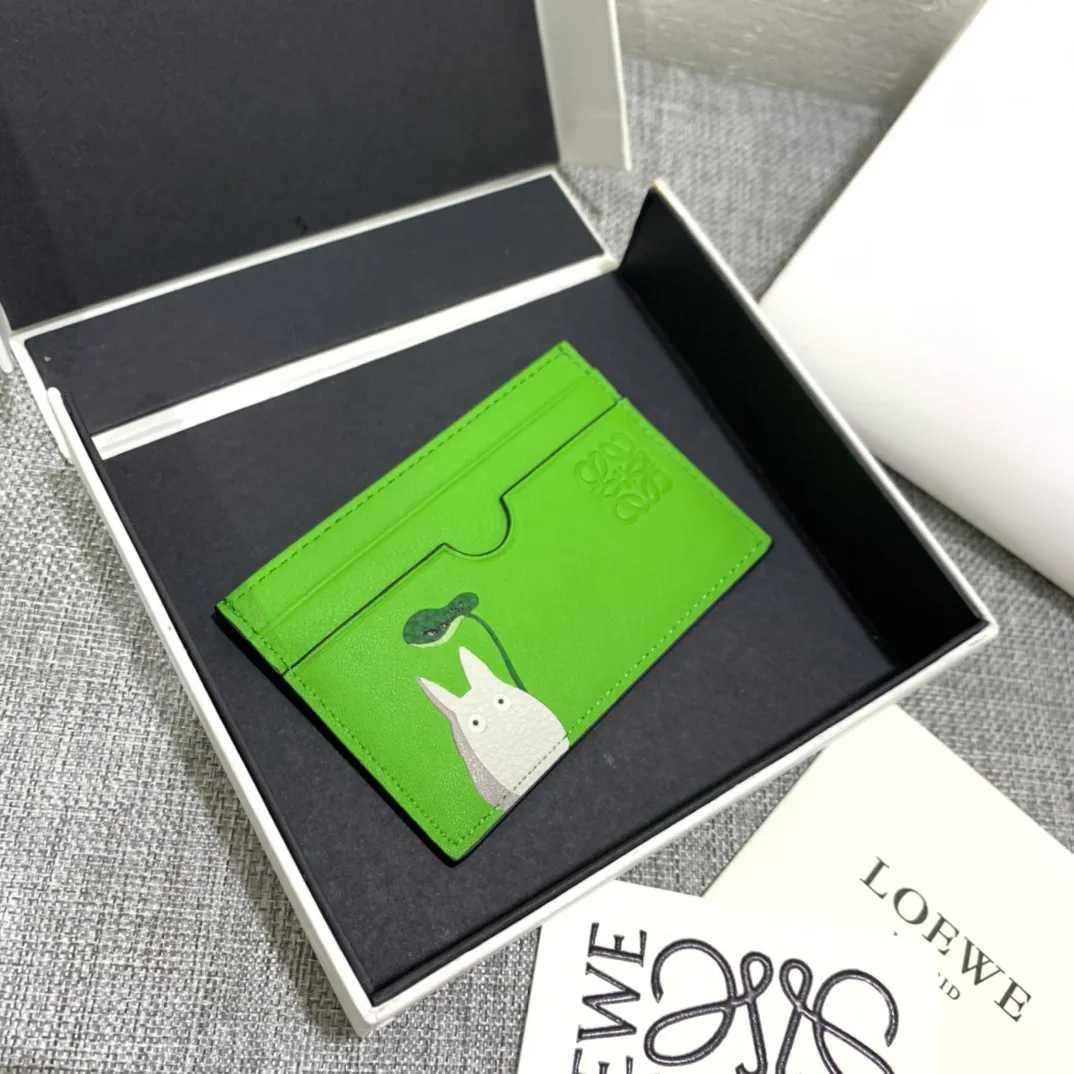 The special limited edition "Little Gray Rabbit" series single card holder is made of classic calfskin, using precise cutting technology and inlay technology. Its smart and exquisite design is dazzling. Style No. 3735, size 10*7 (Note⚠️: The Totoro pattern is spliced ​​and inlaid, and gaps and flakes are normal) 💰540