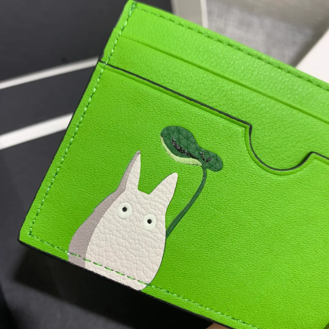 The special limited edition "Little Gray Rabbit" series single card holder is made of classic calfskin, using precise cutting technology and inlay technology. Its smart and exquisite design is dazzling. Style No. 3735, size 10*7 (Note⚠️: The Totoro pattern is spliced ​​and inlaid, and gaps and flakes are normal) 💰540