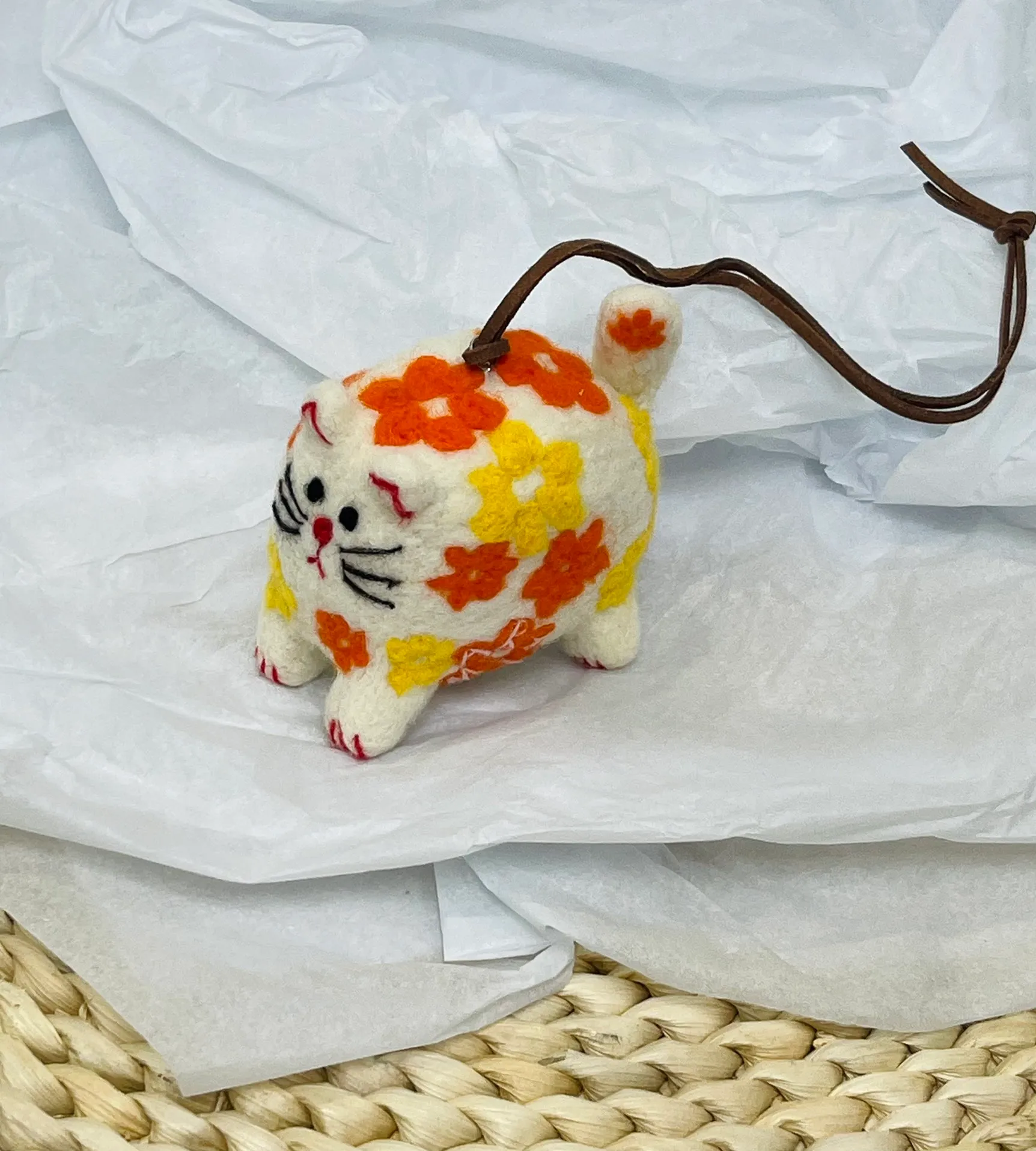 Marni felt pendant is super cute! The rope can be untied and knotted by yourself and comes with a blank dust bag (⚠️Note: It is purely handmade, each one is unique, if you mind, please place your order carefully)