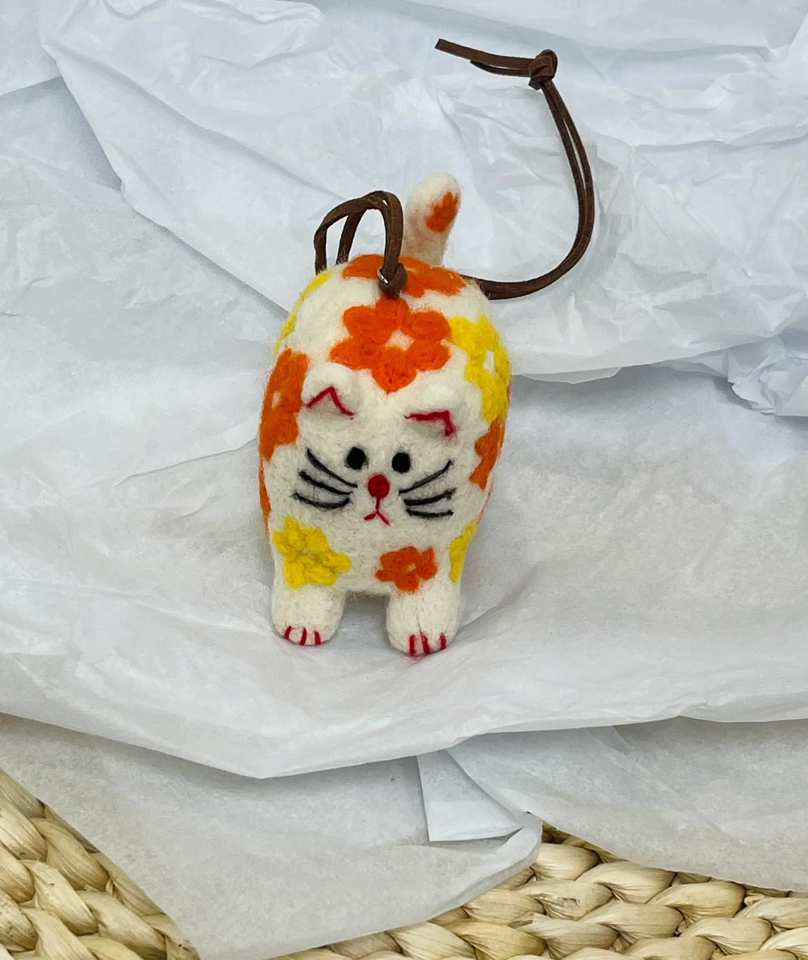 Marni felt pendant is super cute! The rope can be untied and knotted by yourself and comes with a blank dust bag (⚠️Note: It is purely handmade, each one is unique, if you mind, please place your order carefully)