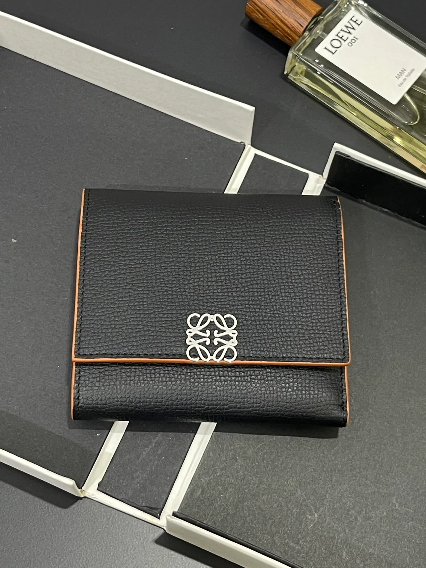 820💰 Short folding wallet made of pebbled cowhide, calfskin lining, card slots, zipper pocket, can enlarge banknotes. Style number 3729, 💰820 size 10*11