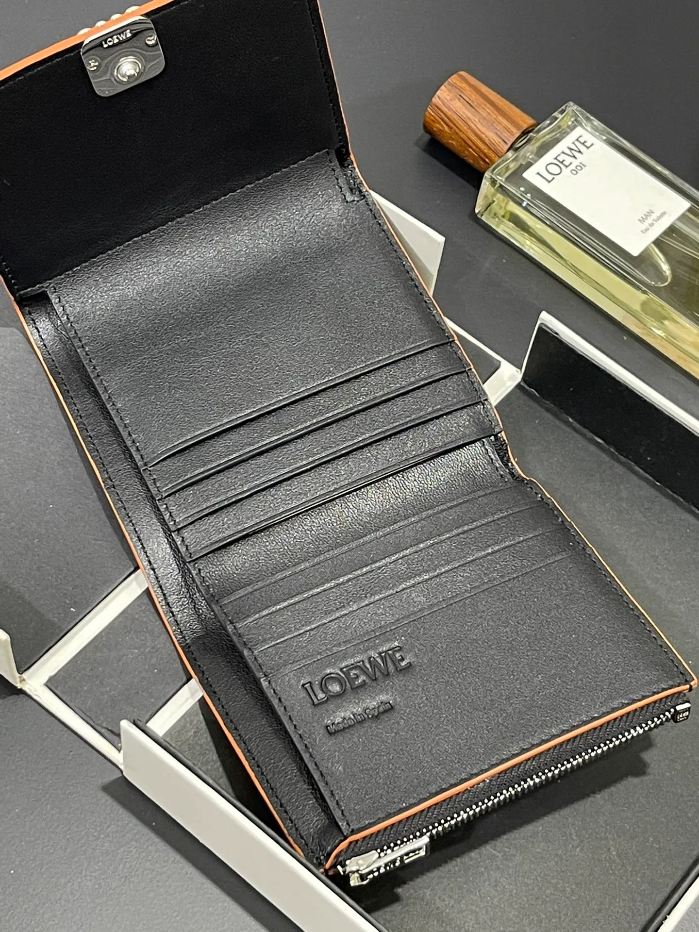 820💰 Short folding wallet made of pebbled cowhide, calfskin lining, card slots, zipper pocket, can enlarge banknotes. Style number 3729, 💰820 size 10*11