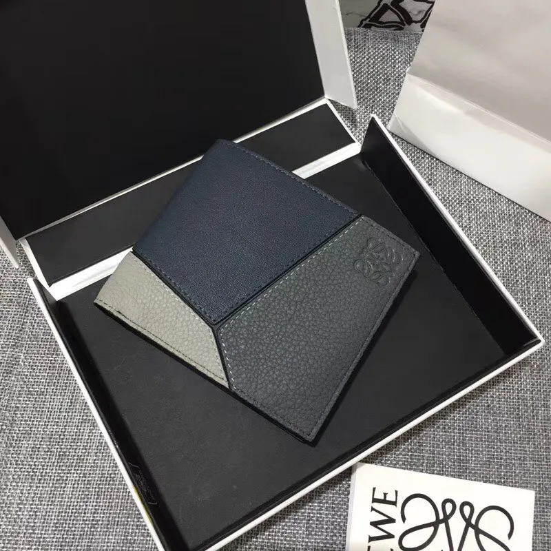 600💰 ## Men's Puzzle bifold wallet series color-blocked short clip is made of piqué calfskin. Its design features: 8 credit card slots and 2 slip pockets. Style number 3582, size 11.5*10