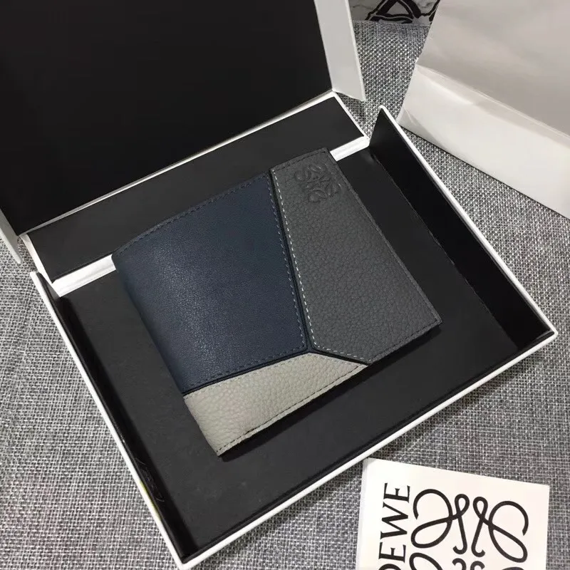 600💰 ## Men's Puzzle bifold wallet series color-blocked short clip is made of piqué calfskin. Its design features: 8 credit card slots and 2 slip pockets. Style number 3582, size 11.5*10