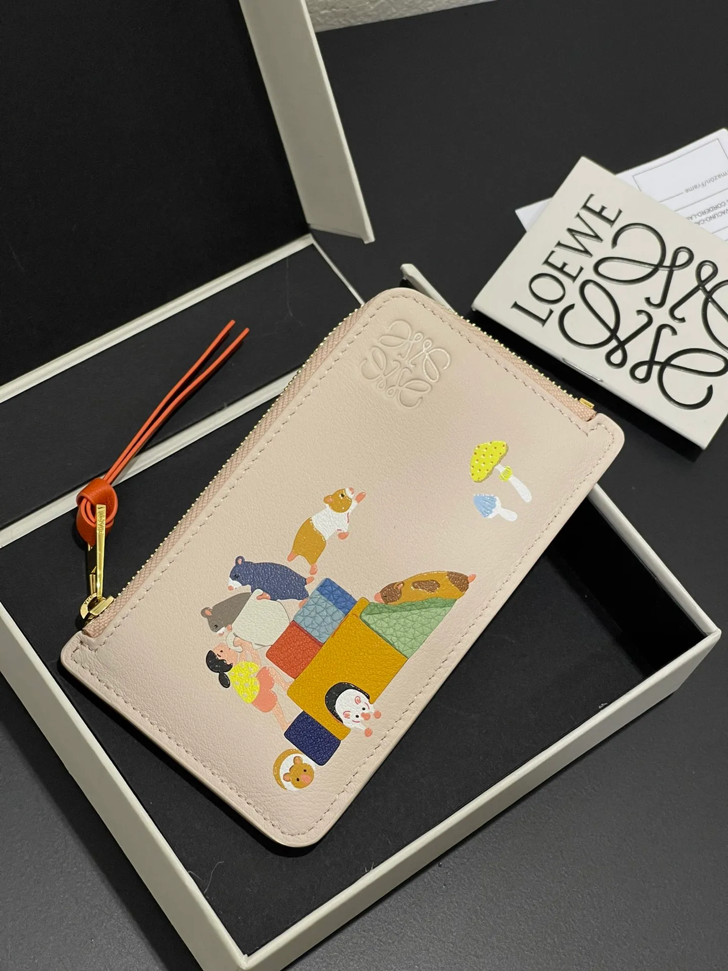 660💰'Suna Fujita cooperation limited series hamster🐹Zip card holder Made of nappa calfskin, four card slots and zipper compartment, with hamster pattern, model number 3815, size 13*7.5 (⚠️Note: Each color of the silk screen pattern will be a little darker, which is inevitable. If you mind, please do not place an order)