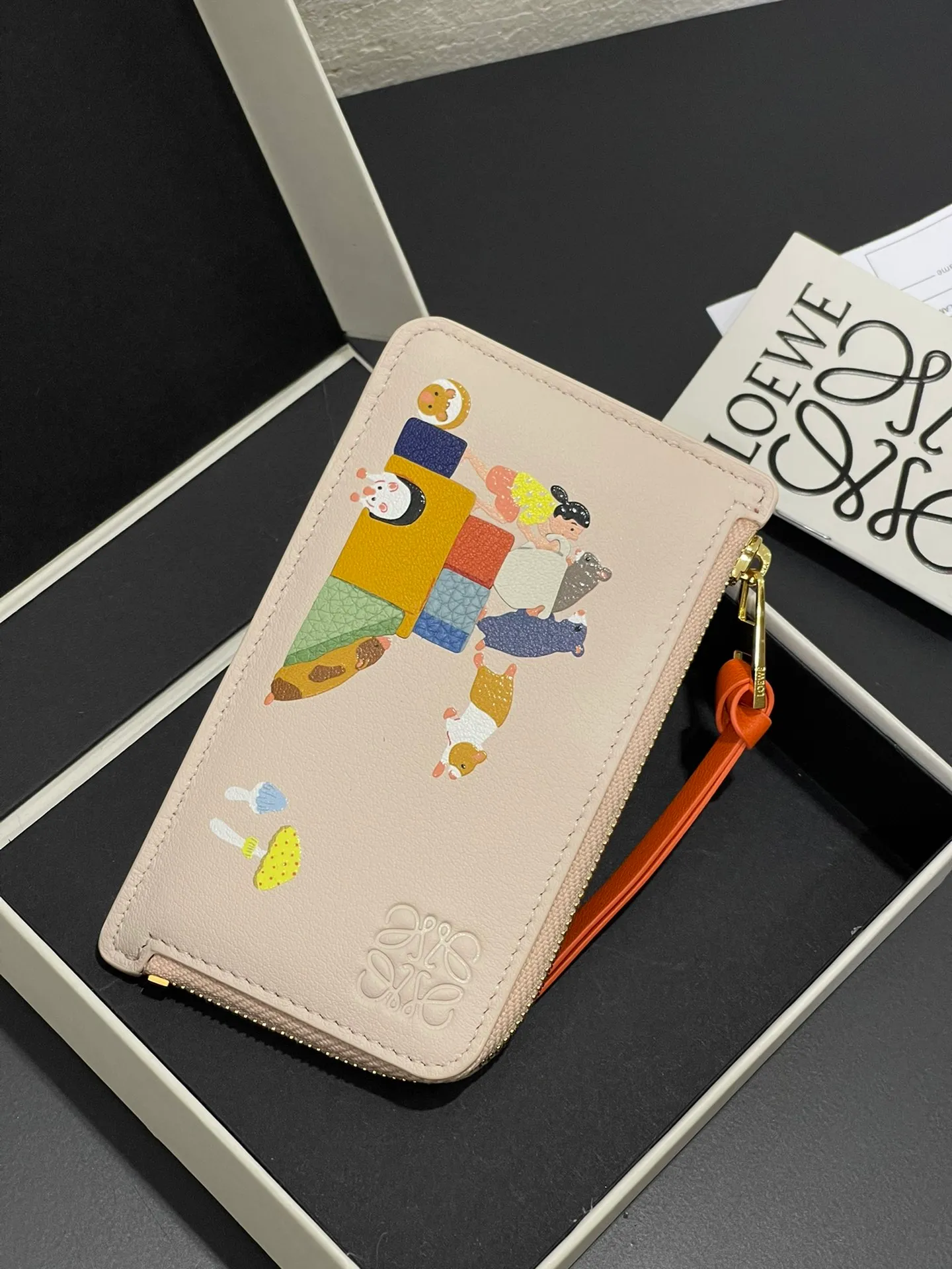 660💰'Suna Fujita cooperation limited series hamster🐹Zip card holder Made of nappa calfskin, four card slots and zipper compartment, with hamster pattern, model number 3815, size 13*7.5 (⚠️Note: Each color of the silk screen pattern will be a little darker, which is inevitable. If you mind, please do not place an order)