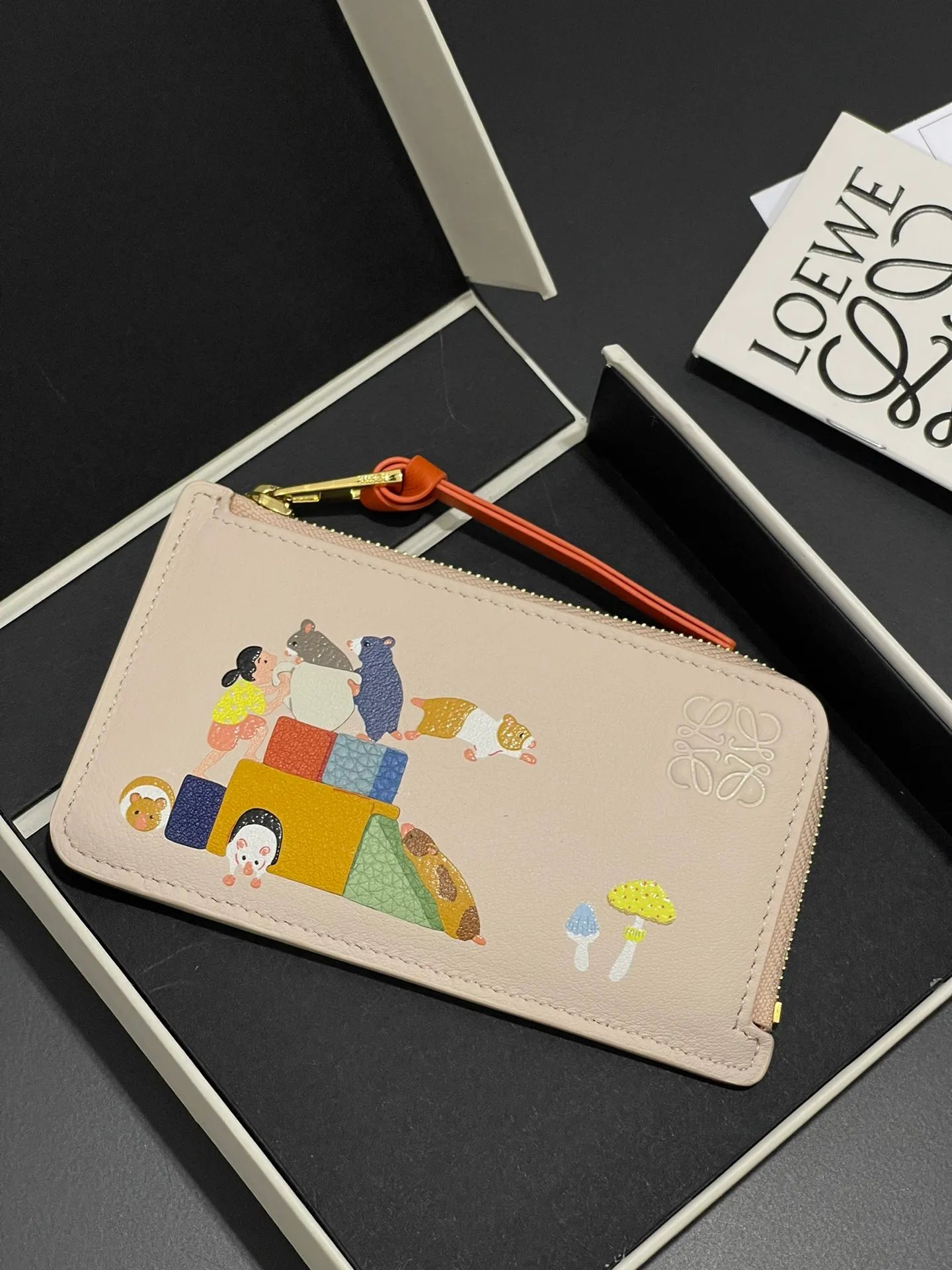 660💰'Suna Fujita cooperation limited series hamster🐹Zip card holder Made of nappa calfskin, four card slots and zipper compartment, with hamster pattern, model number 3815, size 13*7.5 (⚠️Note: Each color of the silk screen pattern will be a little darker, which is inevitable. If you mind, please do not place an order)