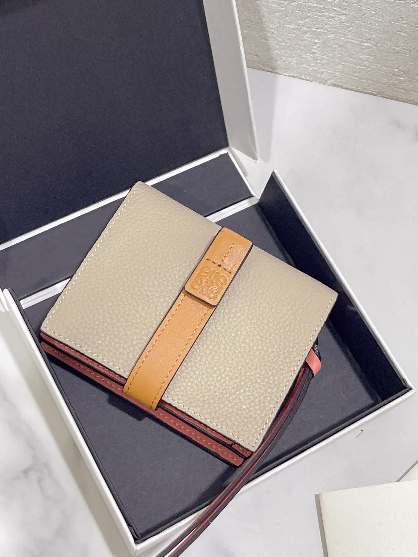 740💰 Compact zip wallet is made of wear-resistant piqué calfskin with a two-color combination. It has card slots and a coin pocket inside, making it exquisite and practical. Style number 3788, size 10.5*9*3