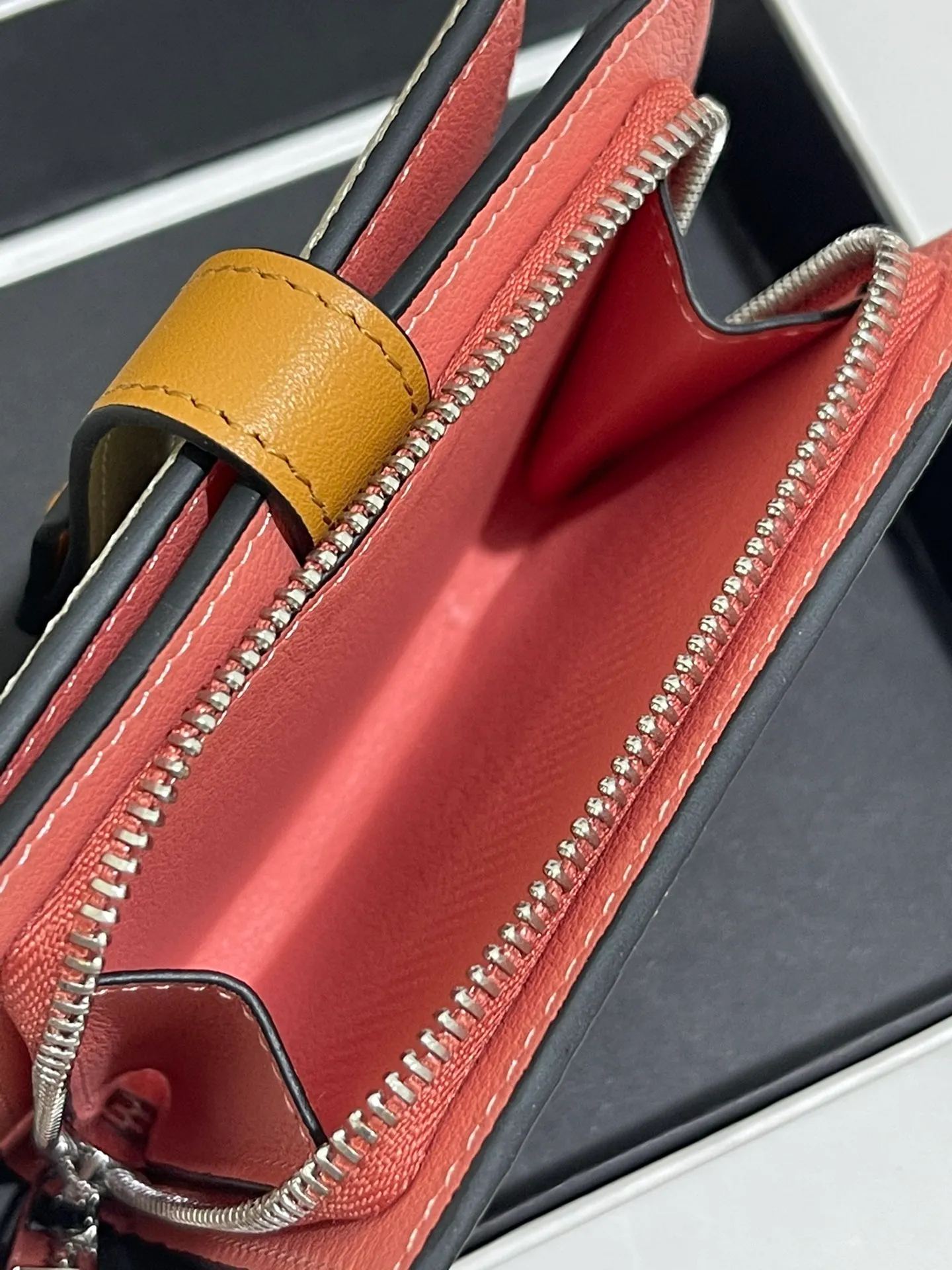 740💰 Compact zip wallet is made of wear-resistant piqué calfskin with a two-color combination. It has card slots and a coin pocket inside, making it exquisite and practical. Style number 3788, size 10.5*9*3