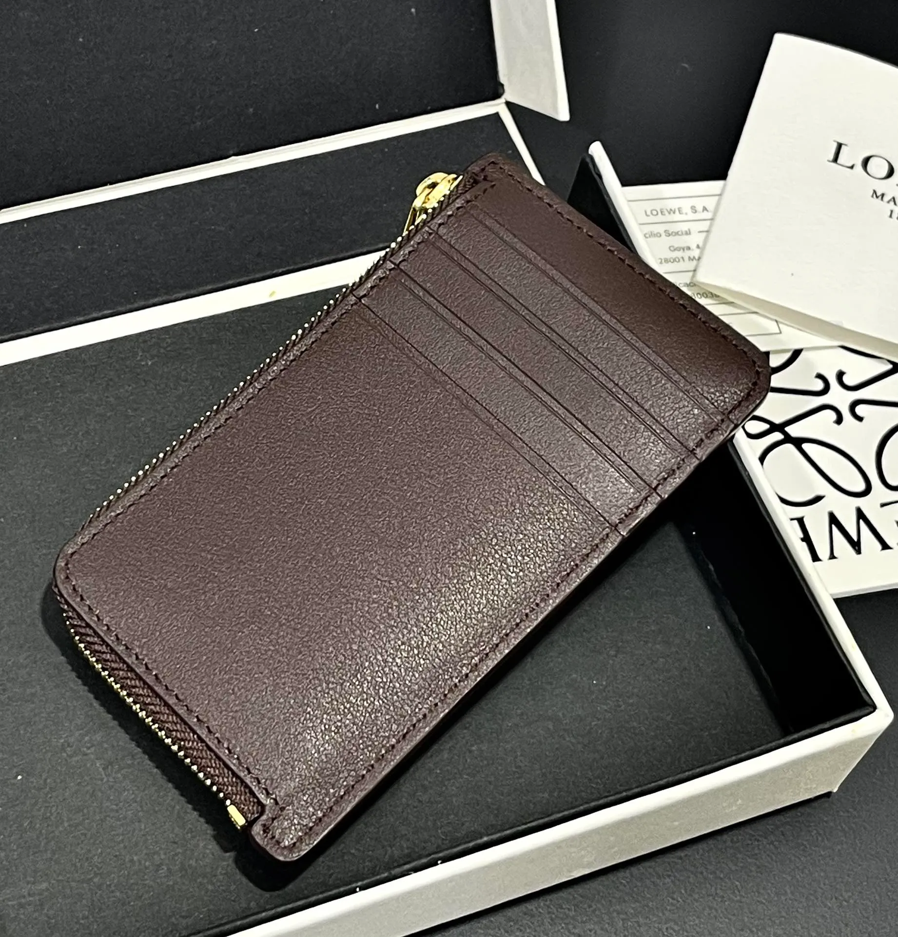 600💰 Landscape spliced ​​zipper card holder is made of calfskin and suede. This card holder is made by thinning, laminating, laminating and other complex production processes of different leathers. Four card slots and a zipper compartment. Style No. 3816 Note⚠️: The radian position of the leather splicing will be different, and there will be rubber bands or skin scars. Each one is unique, so please don’t disturb me if you mind!